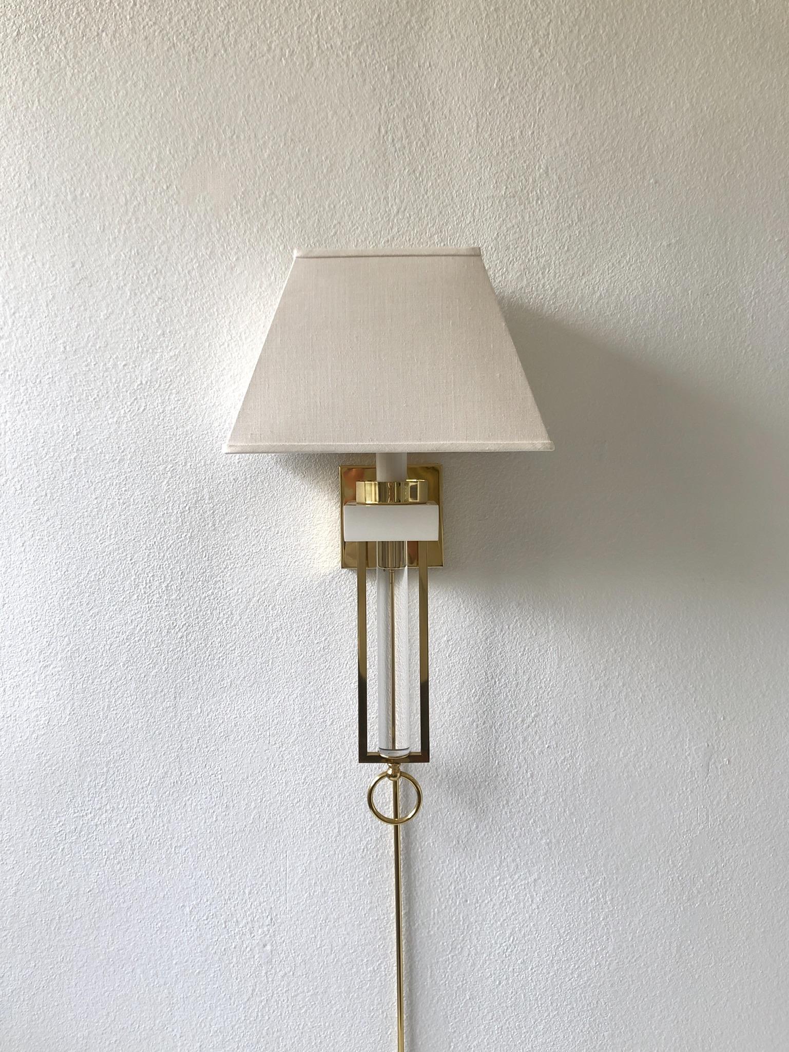 Fine XX secolo Coppia di lampade da parete in ottone e lucite in vendita