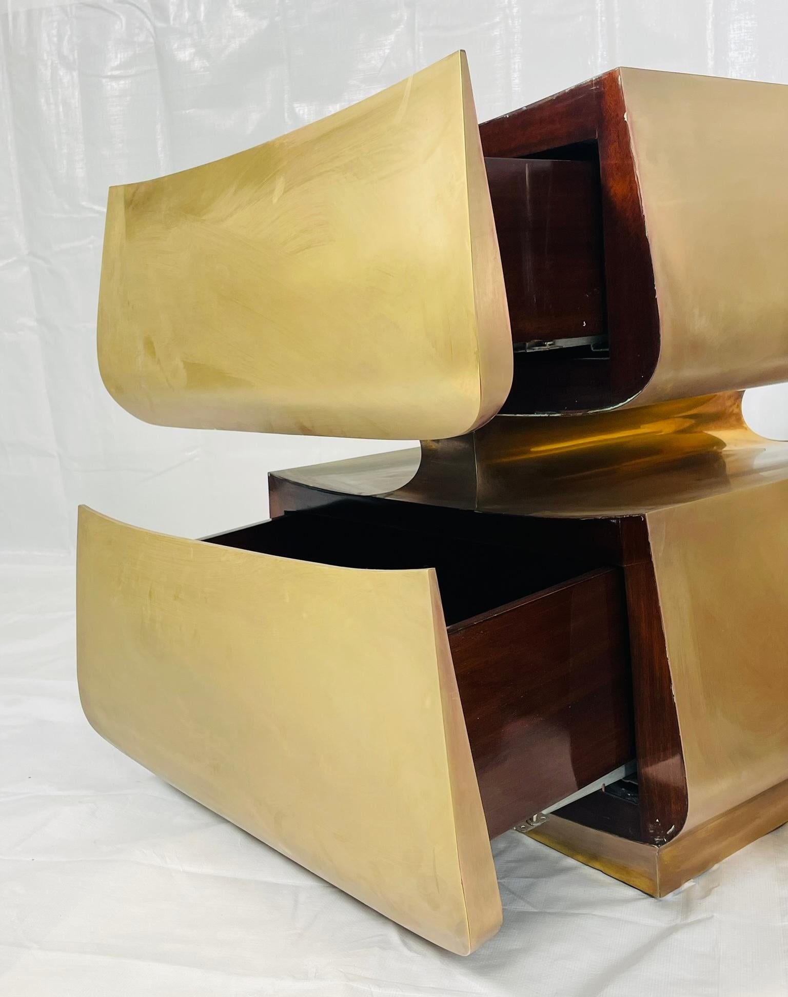 Coppia di comodini in ottone e mogano di Scala Luxury in vendita 7