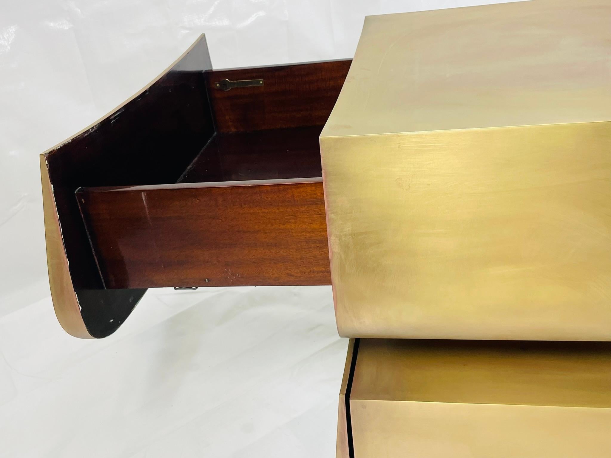 Coppia di comodini in ottone e mogano di Scala Luxury in vendita 9