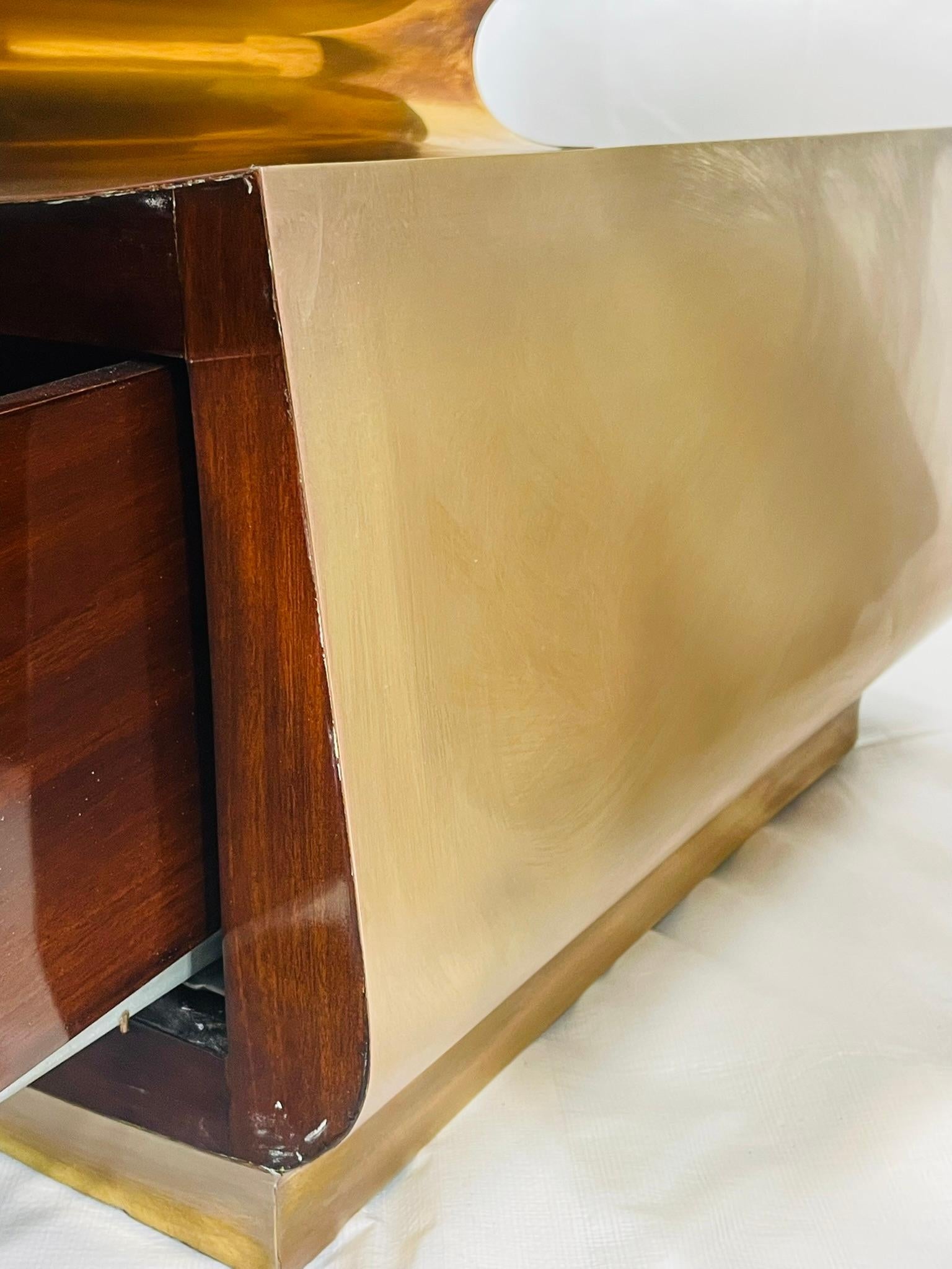 Coppia di comodini in ottone e mogano di Scala Luxury in vendita 10