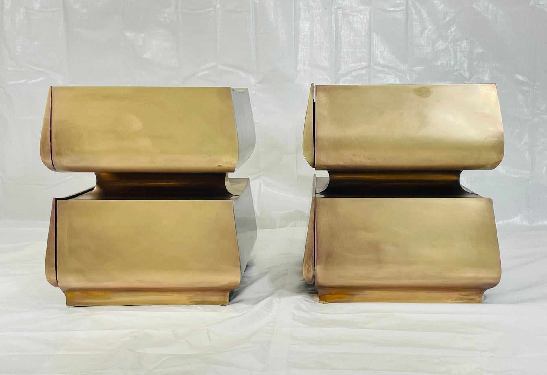 Regency Coppia di comodini in ottone e mogano di Scala Luxury in vendita