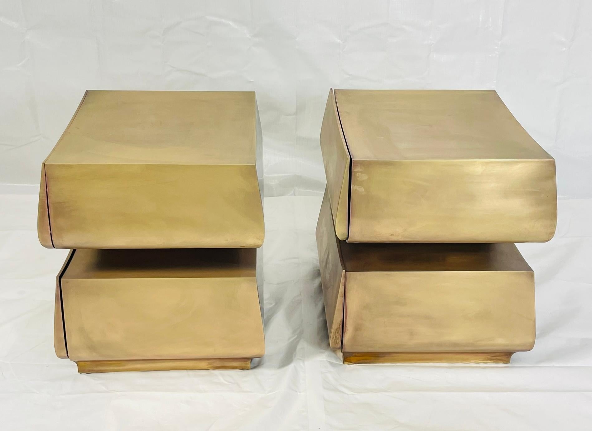 Nordamericano Coppia di comodini in ottone e mogano di Scala Luxury in vendita