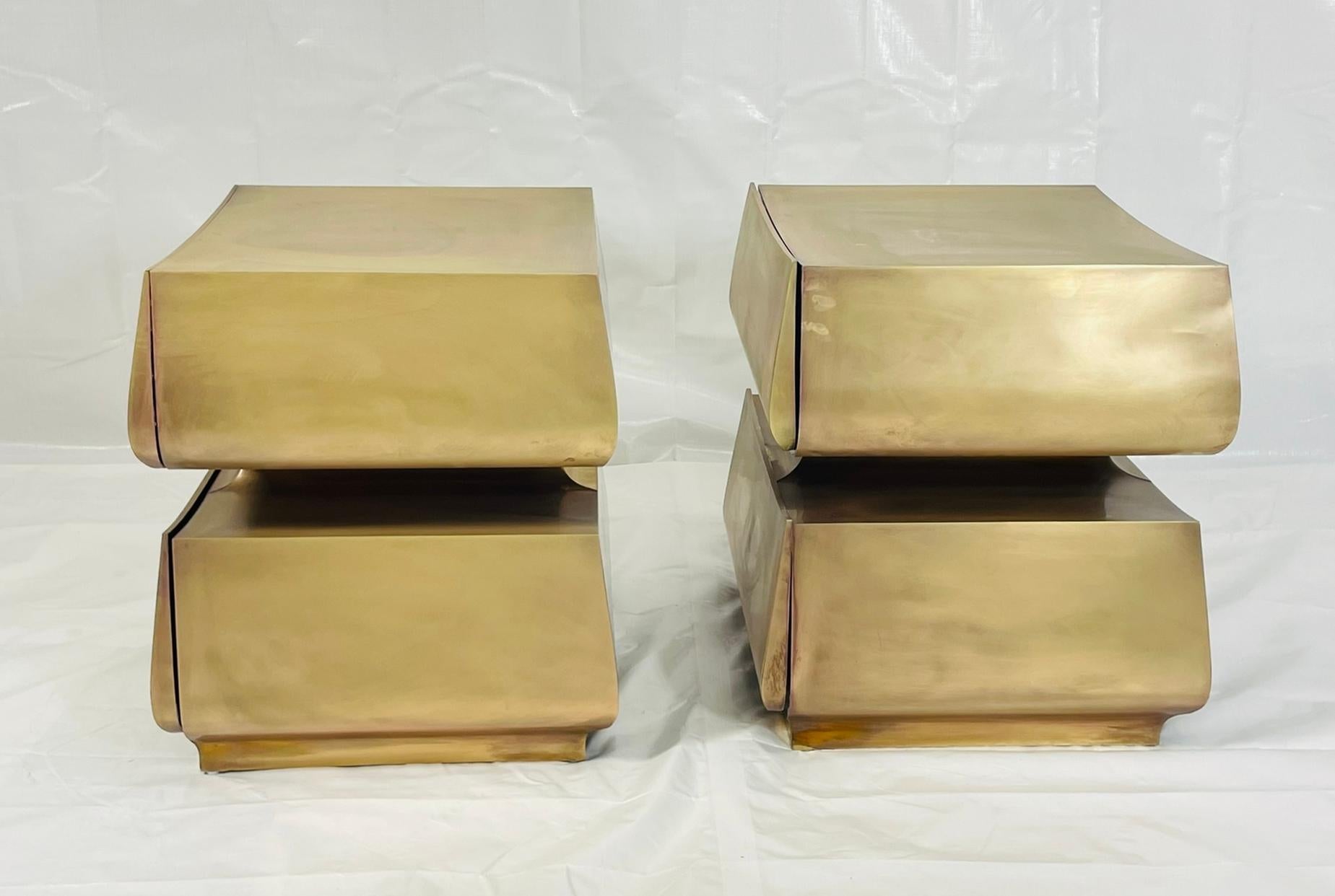 Fatto a mano Coppia di comodini in ottone e mogano di Scala Luxury in vendita