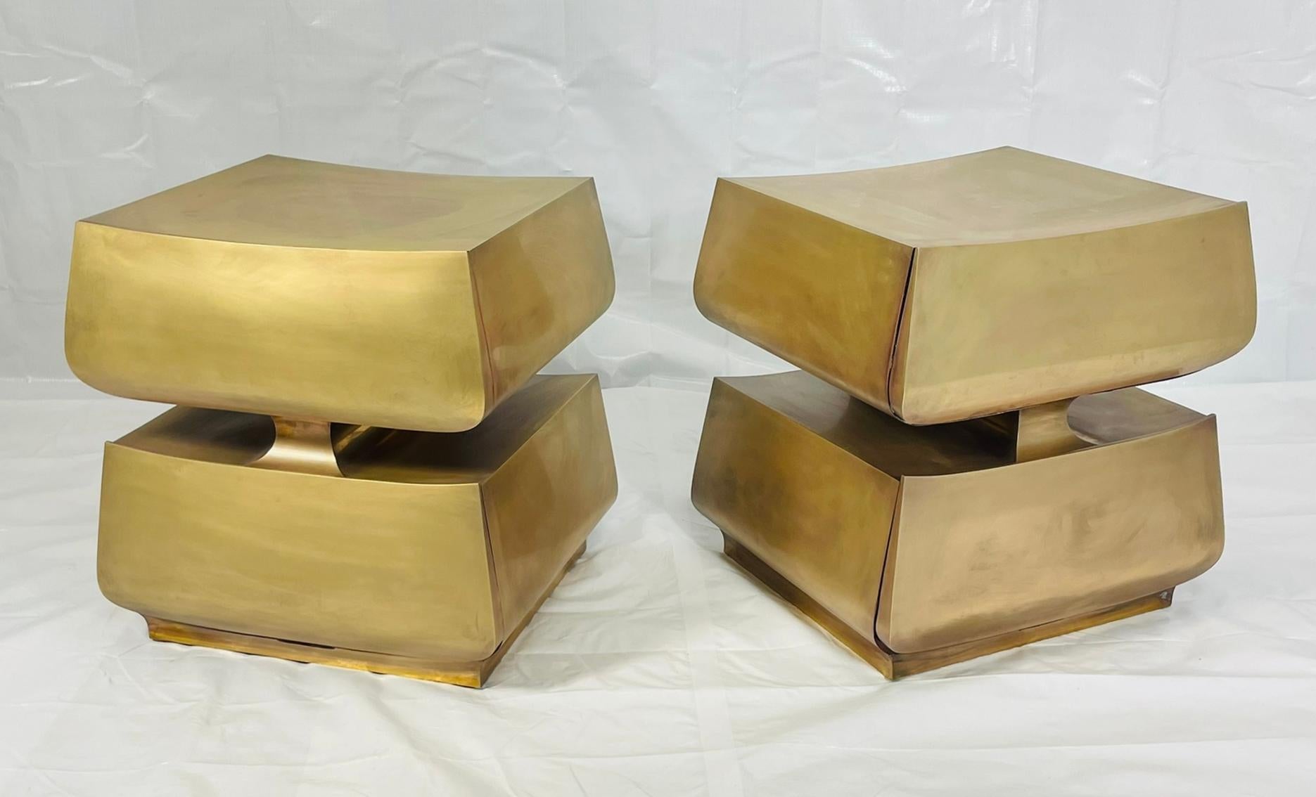 XXI secolo e contemporaneo Coppia di comodini in ottone e mogano di Scala Luxury in vendita