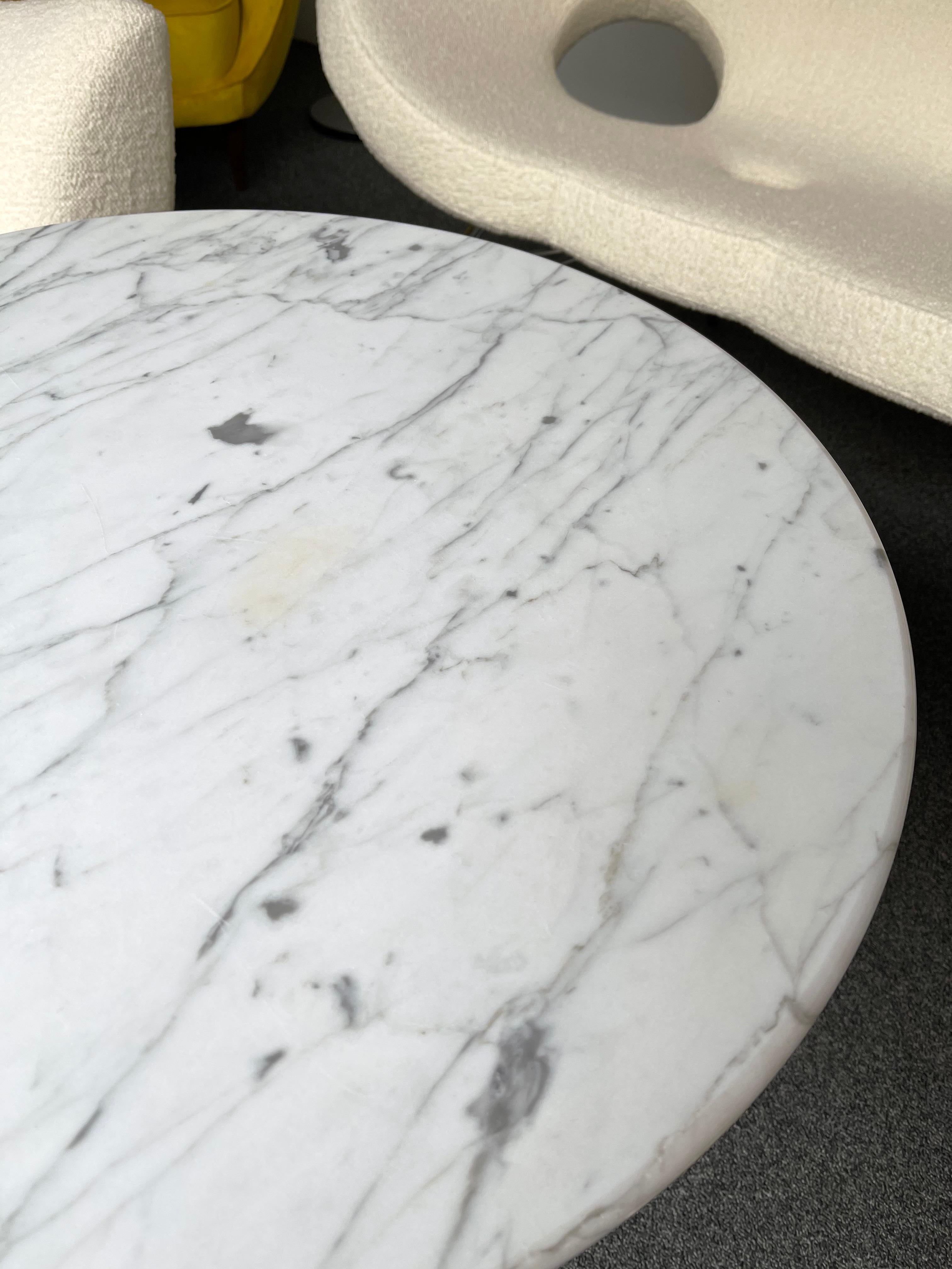 Pair of side end low coffee cocktail tables or nightstands, full brass base and white marble. Nice quality, nice marble. In the mood of Knoll, Cassina, Poltronova, Hollywood Regency, Paul McCobb.