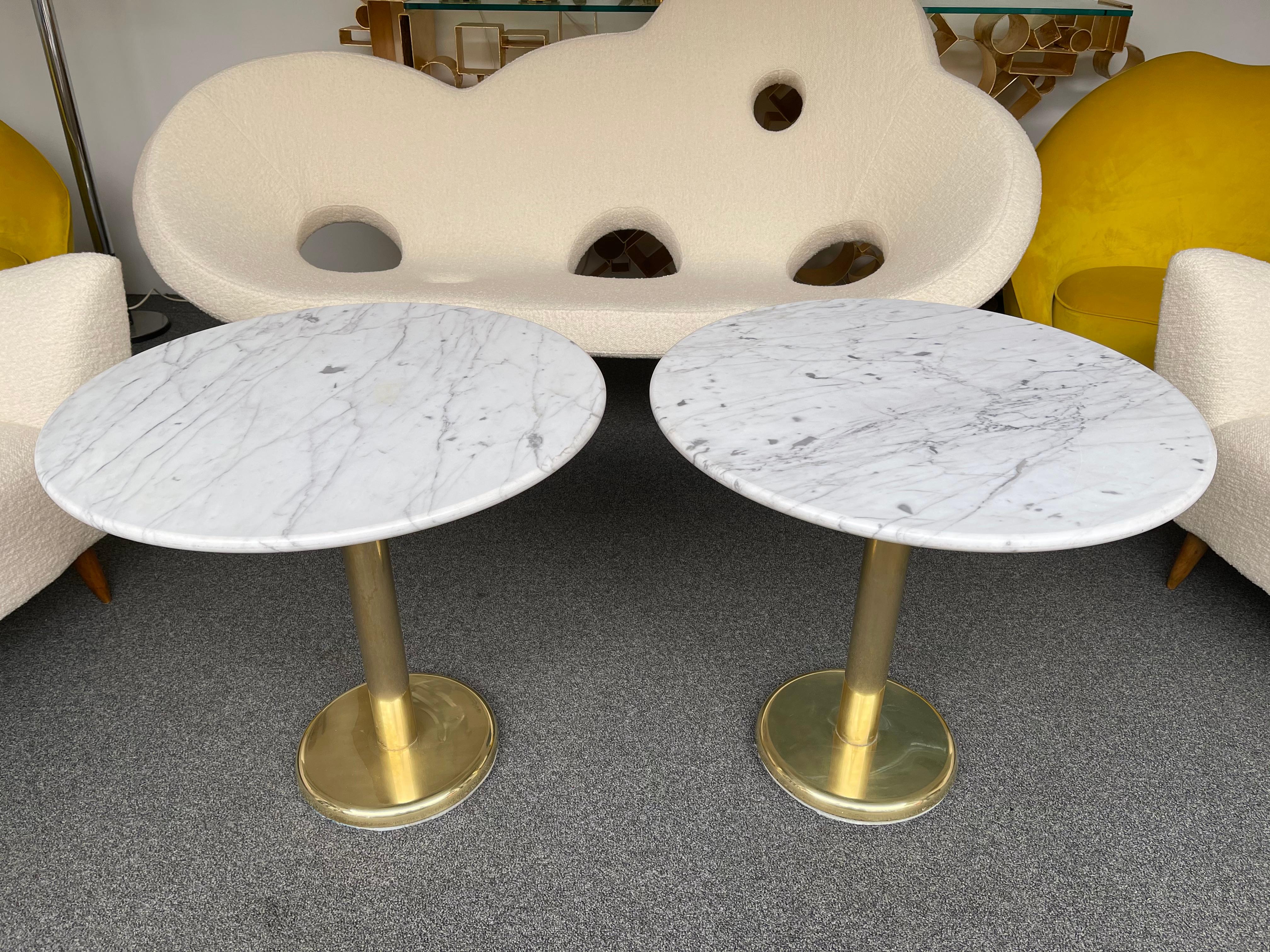 Paire de tables d'appoint en laiton et marbre, Italie, années 1970 Bon état - En vente à SAINT-OUEN, FR