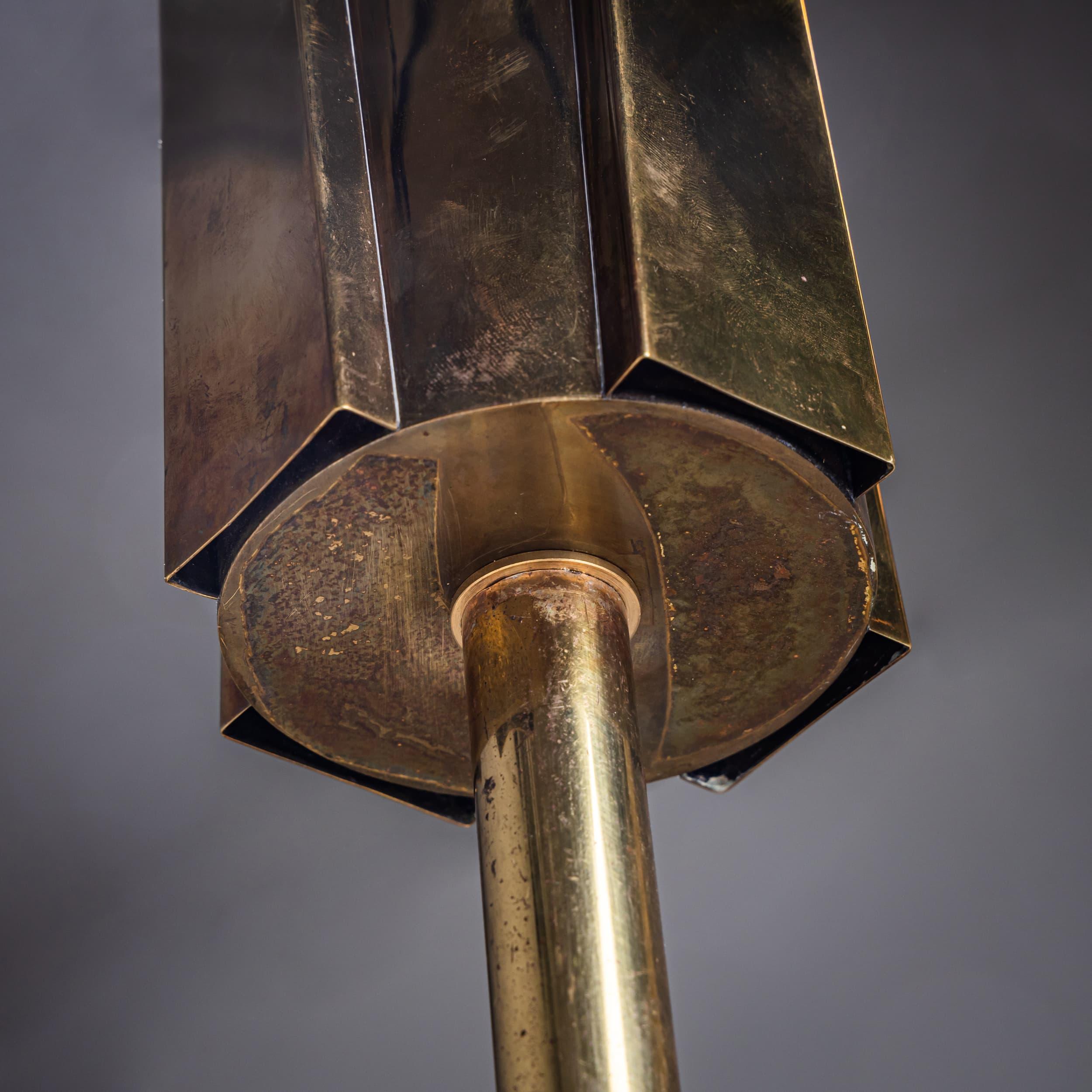 Pareja de lámparas de sobremesa de latón y mármol, probablemente Italia en venta 3