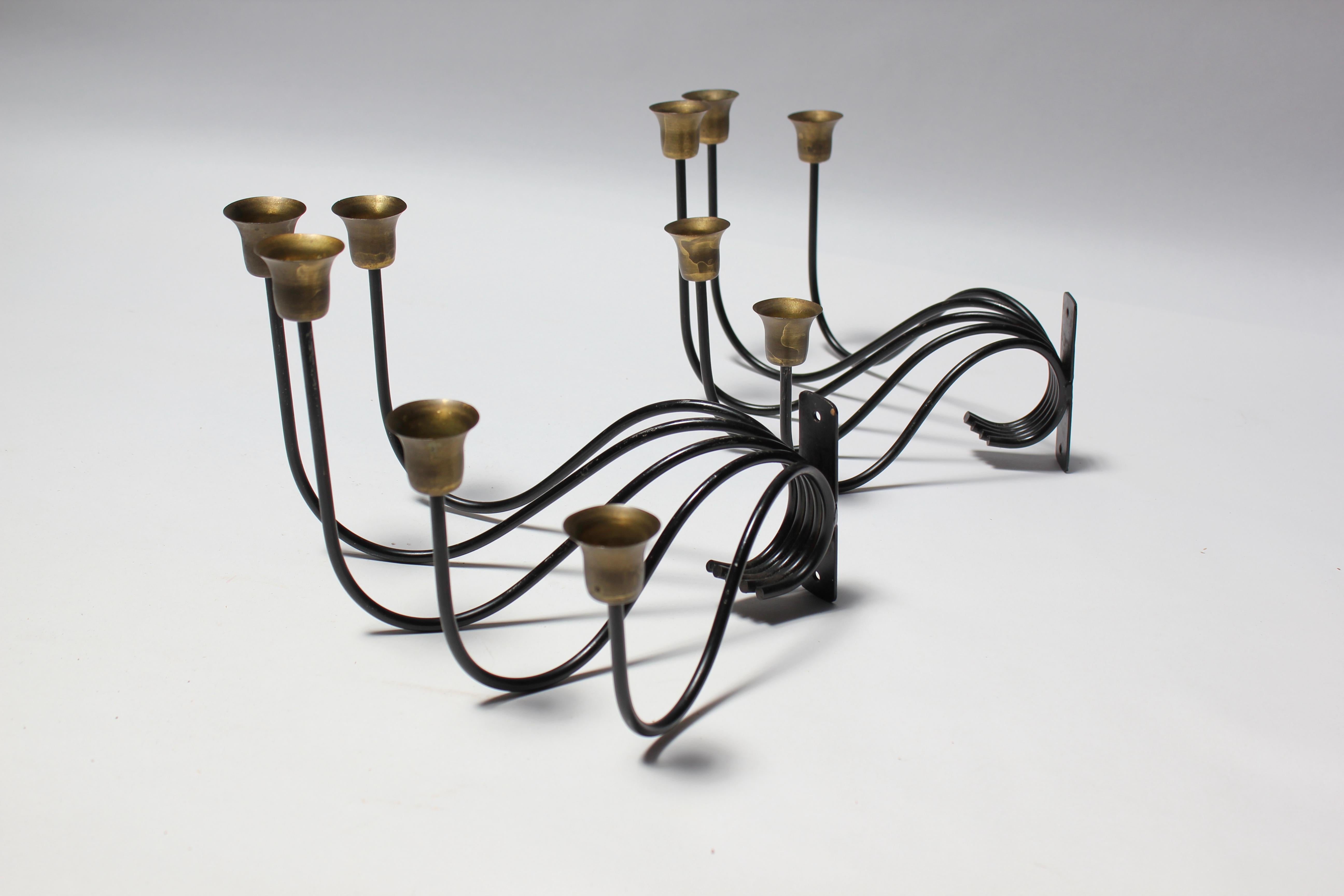 Vintage Danish candle sconces with patinated brass cups and lacquered metal stems / mounts designed by Svend Aage Holm Sørensen for his eponymous Holm Sørensen Co. (Danmark, ca. 1950). Each sconce / candelabra contains five candle holders (ten