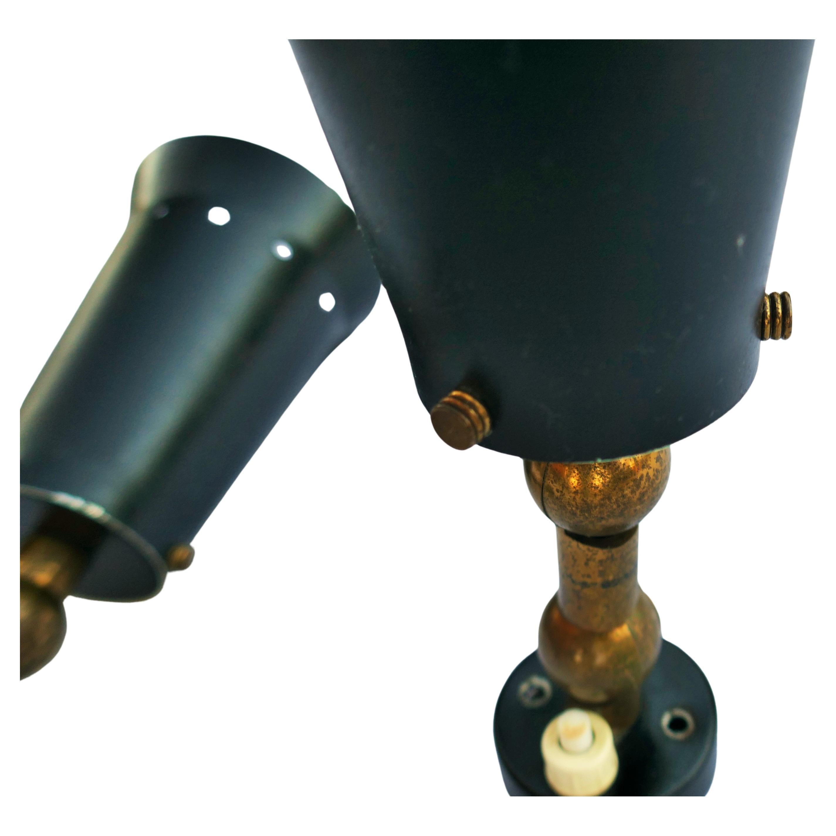 Pair of brass and metal sconces in the style of Stilnovo Arteluce In condizioni buone in vendita a Lugo, IT