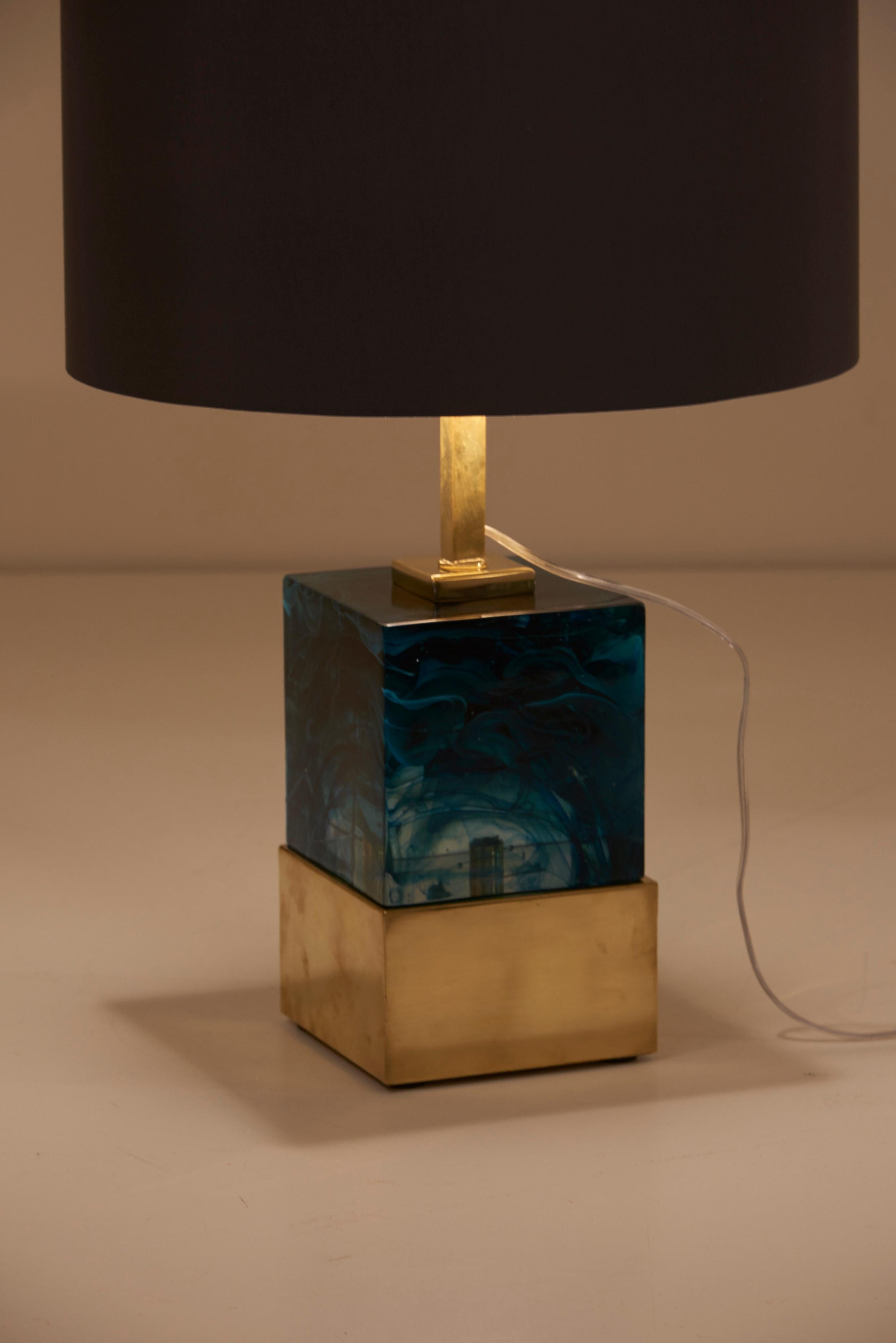 Coppia di lampade da tavolo a cubo in ottone e vetro di Murano in vendita 2
