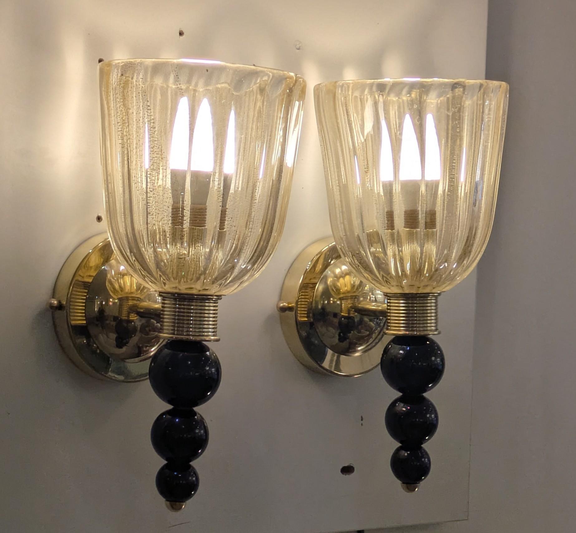 Paire d'appliques en laiton et verre de Murano.
Coupe avec paillettes d'or, et pied avec trois boules en verre de Murano.