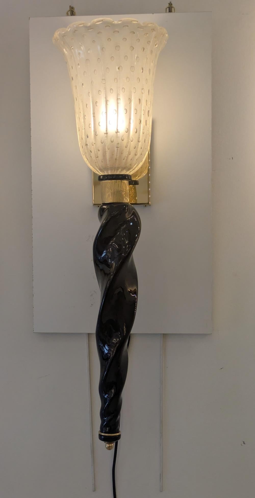 Moderne Paire d'appliques en laiton et verre de Murano en vente