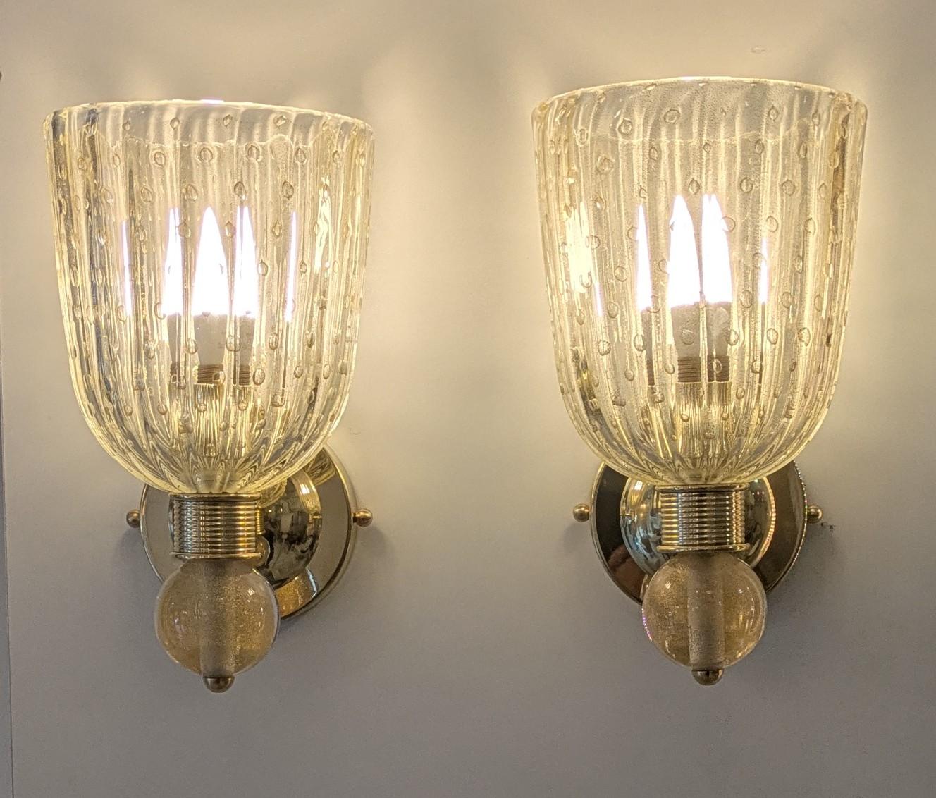 Moderne Paire d'appliques en laiton et verre de Murano en vente