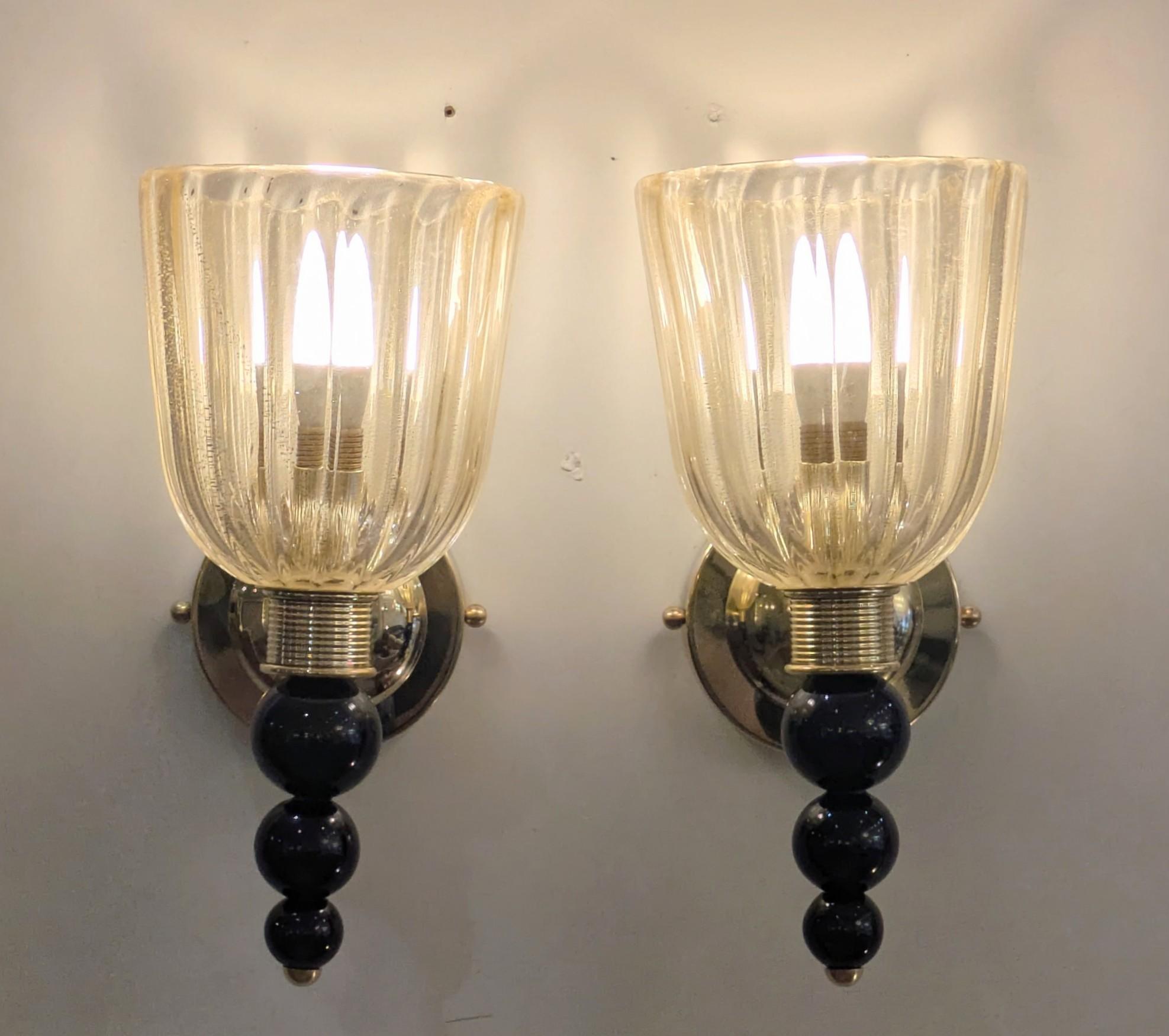Moderne Paire d'appliques en laiton et verre de Murano en vente
