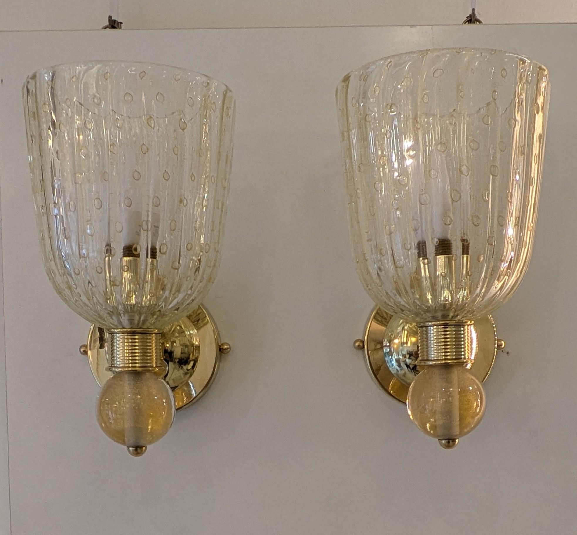 Moderne Paire d'appliques en laiton et verre de Murano en vente
