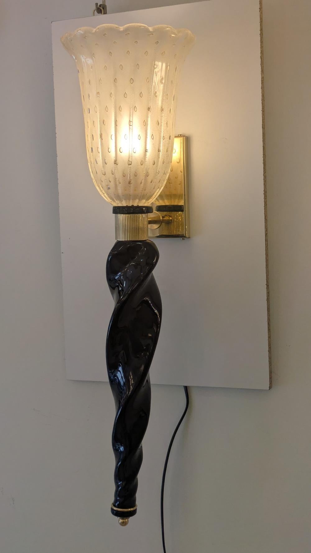 italien Paire d'appliques en laiton et verre de Murano en vente