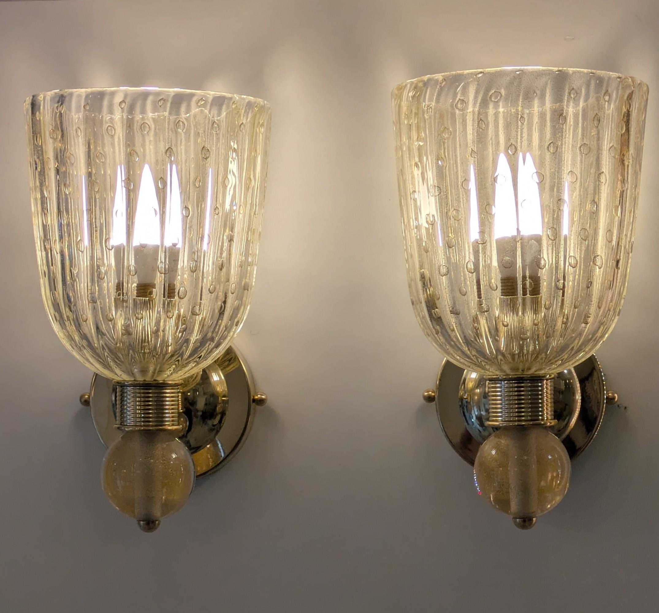 italien Paire d'appliques en laiton et verre de Murano en vente