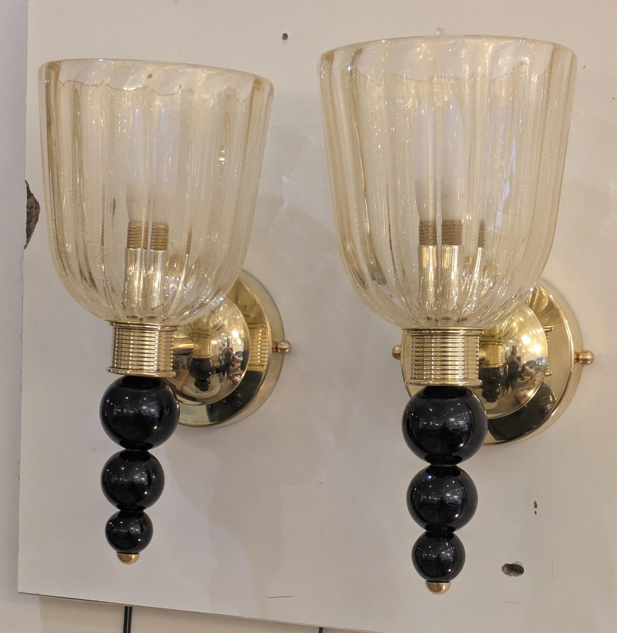 italien Paire d'appliques en laiton et verre de Murano en vente