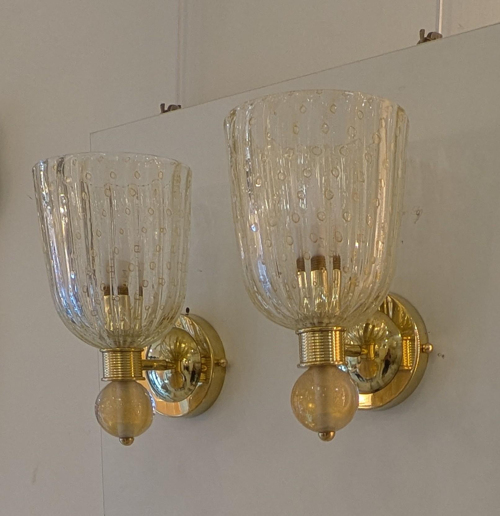 italien Paire d'appliques en laiton et verre de Murano en vente