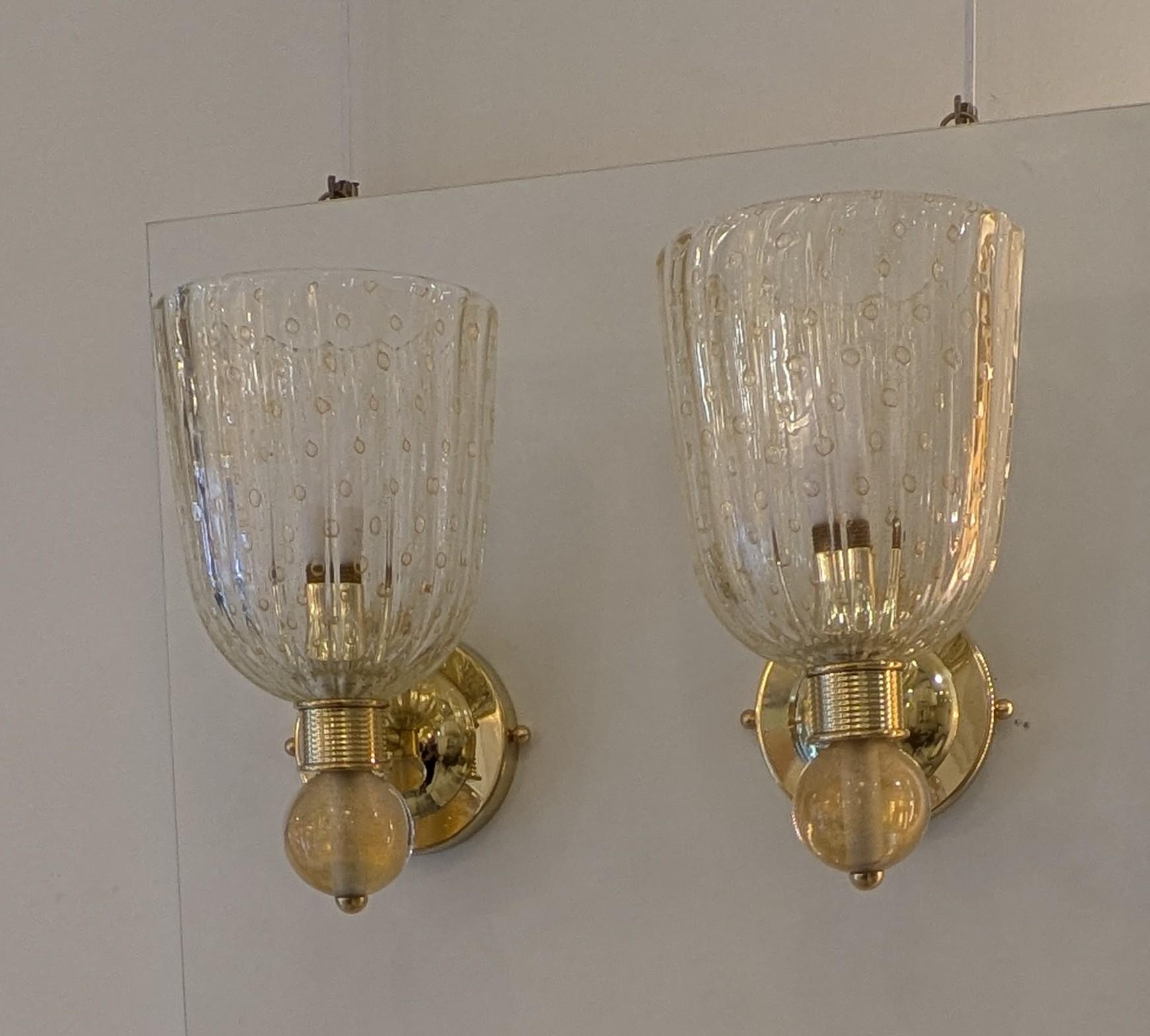 Paire d'appliques en laiton et verre de Murano Excellent état - En vente à Saint-Ouen, FR