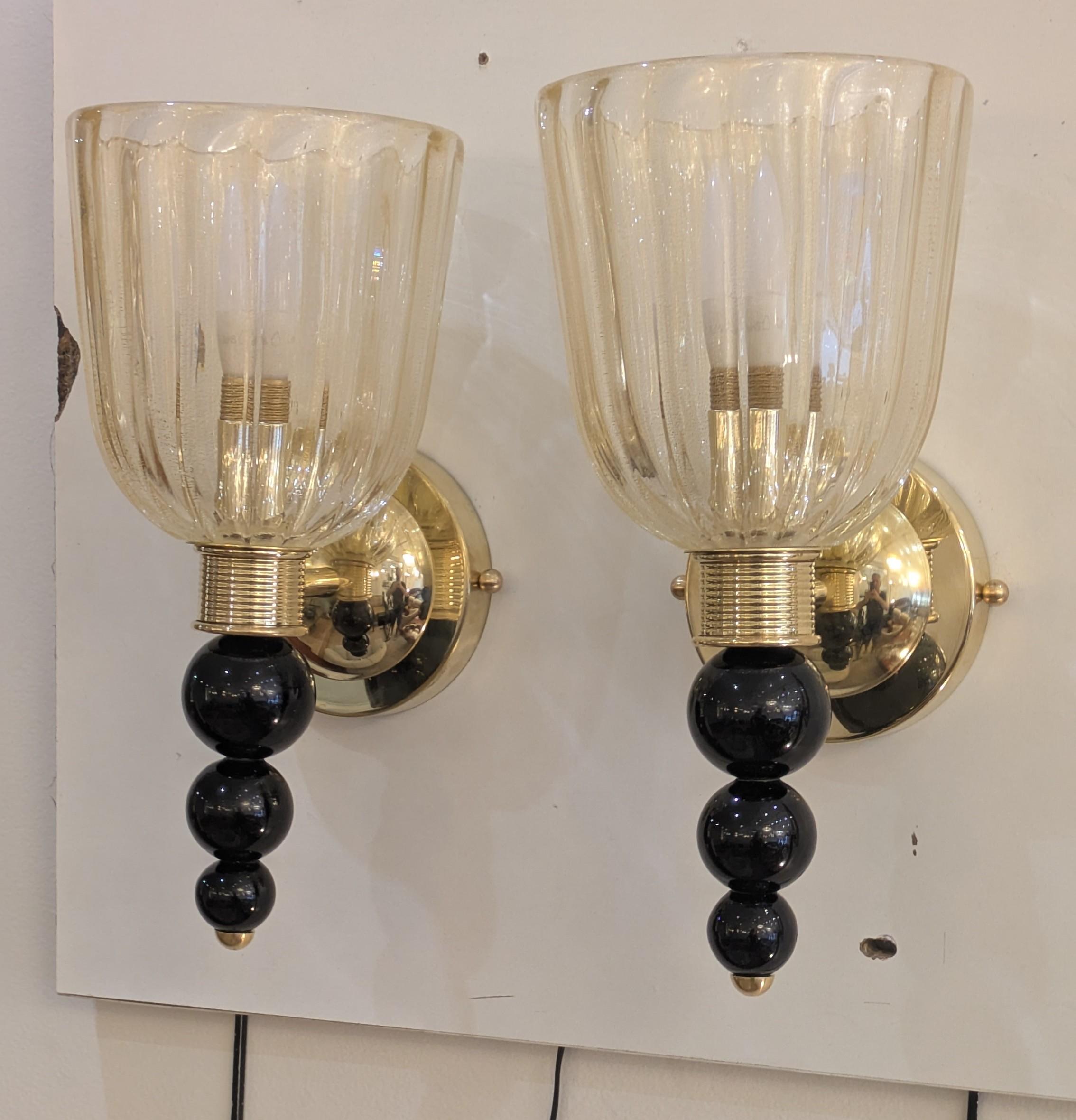 Laiton Paire d'appliques en laiton et verre de Murano en vente
