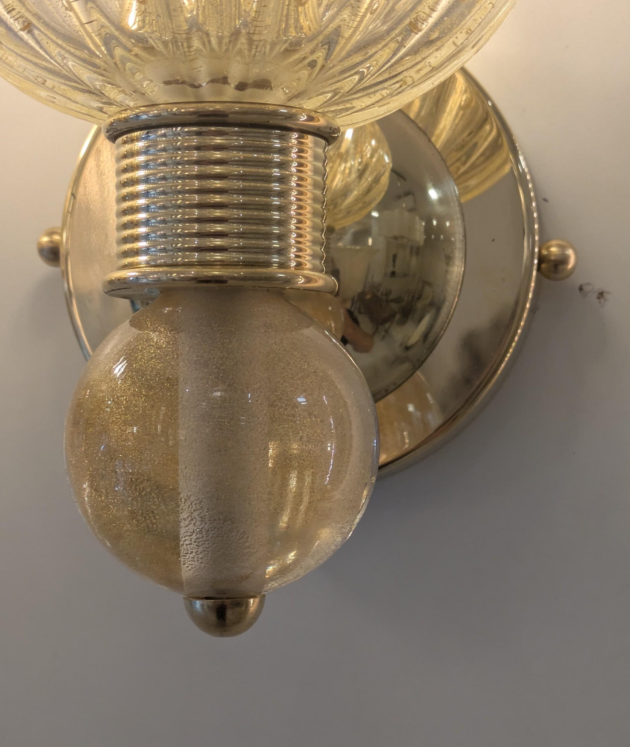 Laiton Paire d'appliques en laiton et verre de Murano en vente