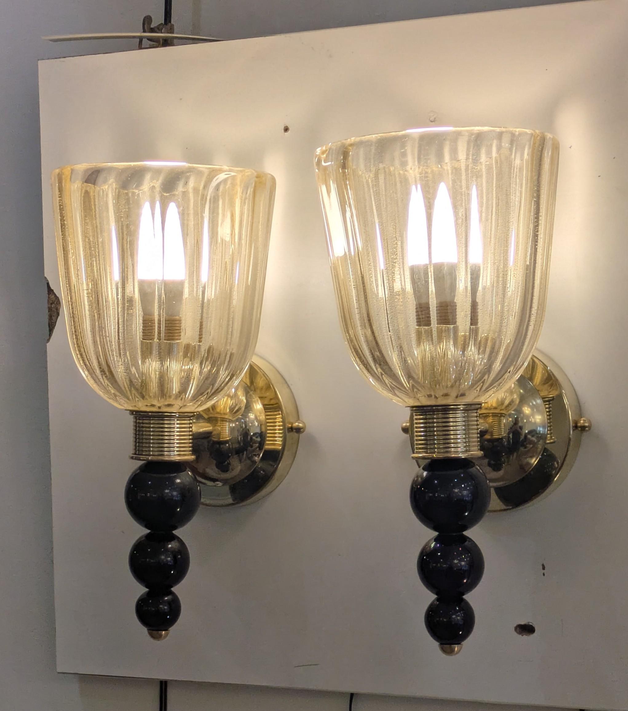 Paire d'appliques en laiton et verre de Murano en vente 1