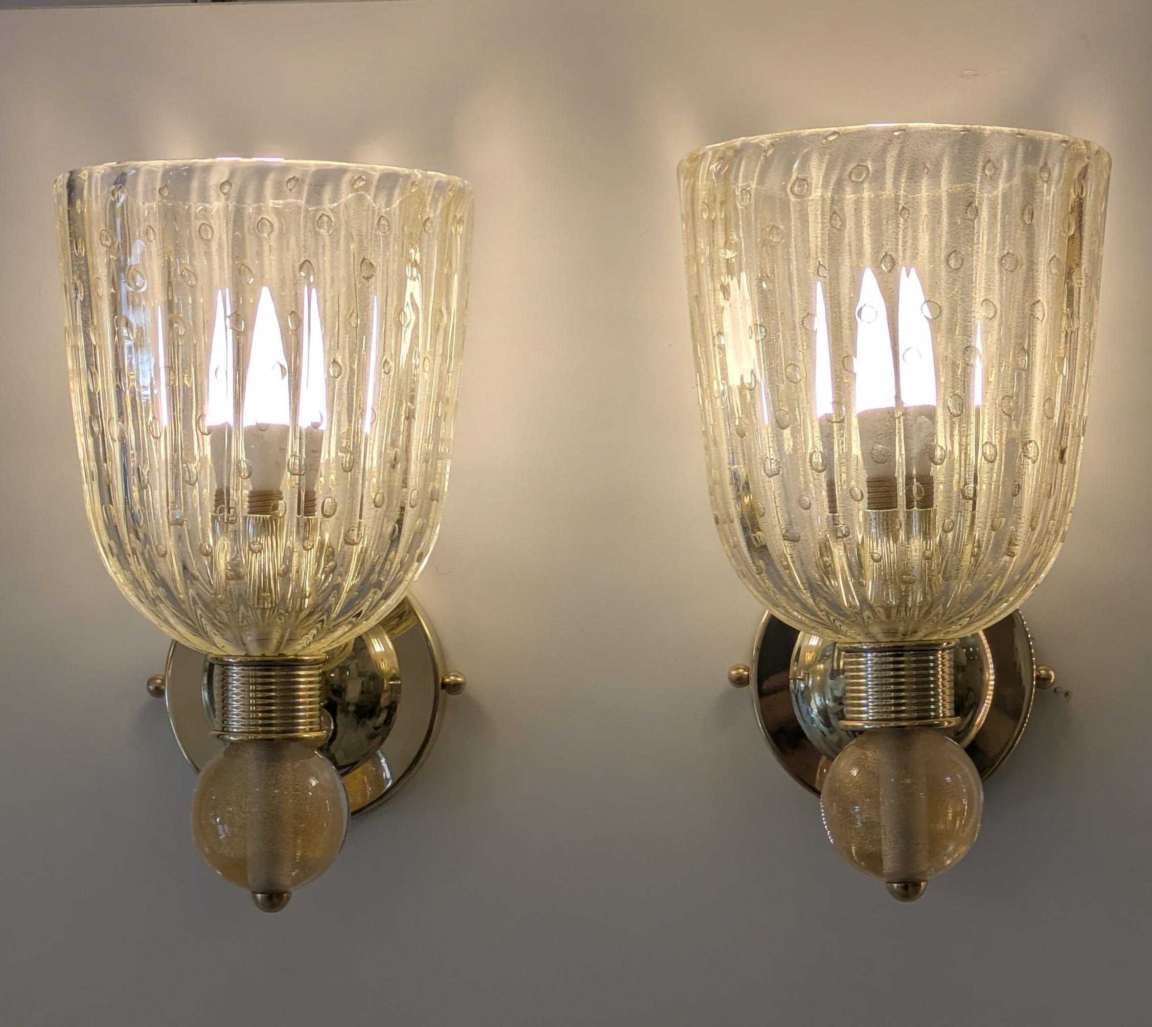 Paire d'appliques en laiton et verre de Murano en vente 1