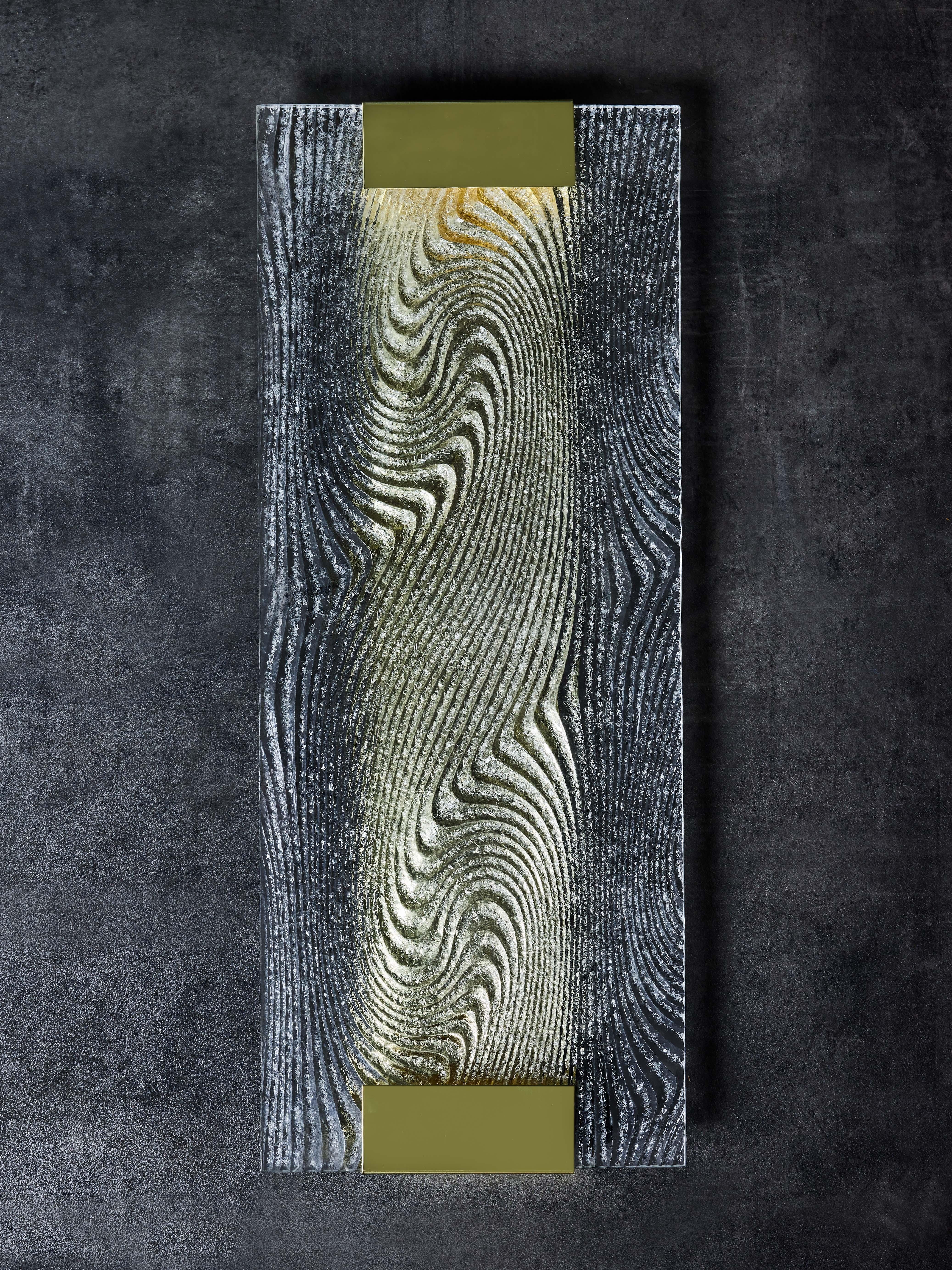 Coppia di applique moderne realizzate con una struttura in ottone lucido e una grande lastra di vetro di Murano decorato.