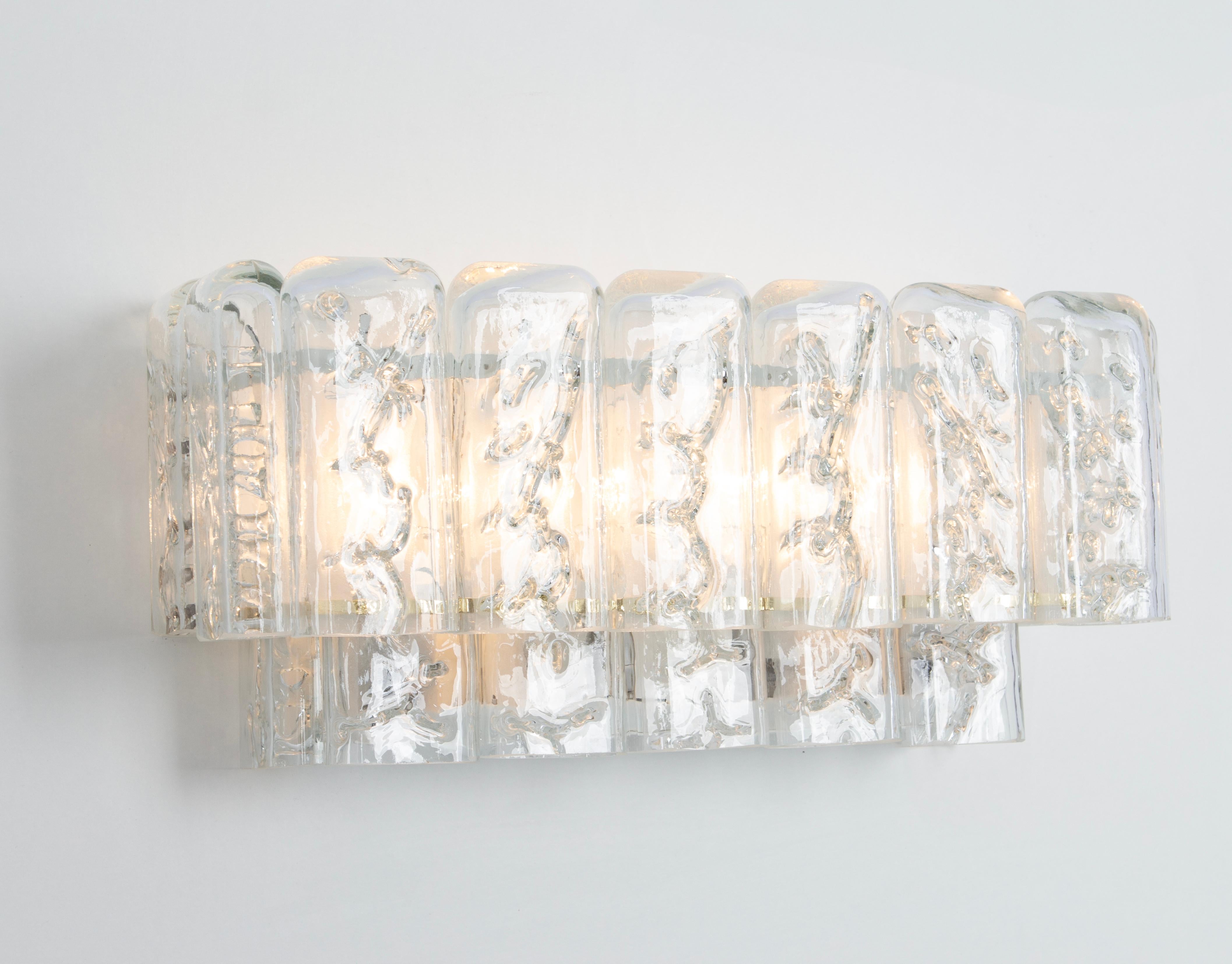 Wunderschönes Paar Wandleuchten aus der Mitte des Jahrhunderts mit Murano-Glasröhren, hergestellt von Doria Leuchten, Deutschland, ca. 1960-1969.

Hochwertig und in sehr gutem Zustand. Gereinigt, gut verkabelt und einsatzbereit. 

Jede Leuchte