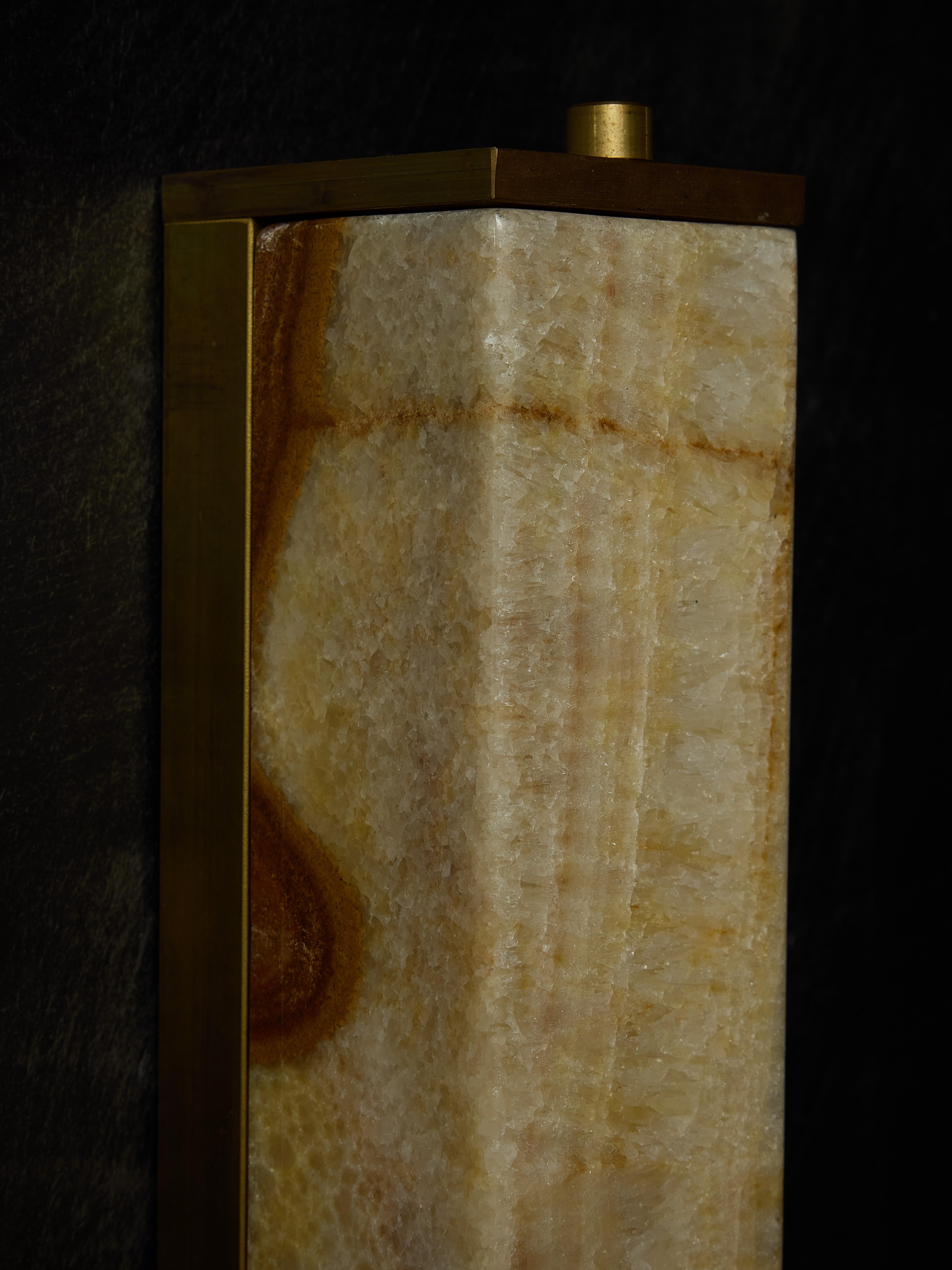 italien Paire d'appliques murales en laiton et onyx en vente