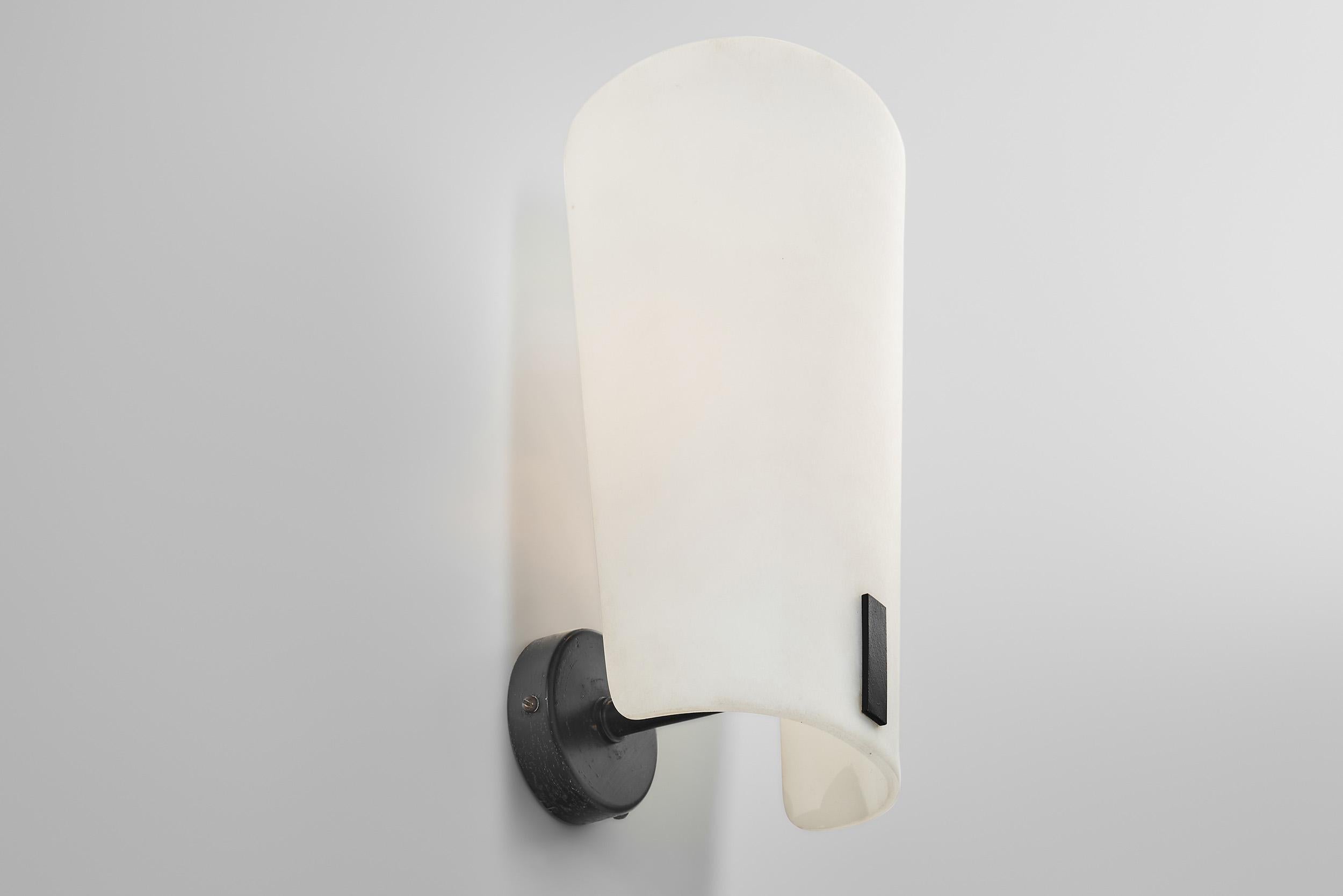 Ein Paar Wandlampen aus Messing und Opalglas von Gino Sarfatti, Italien 1950er Jahre im Angebot 4