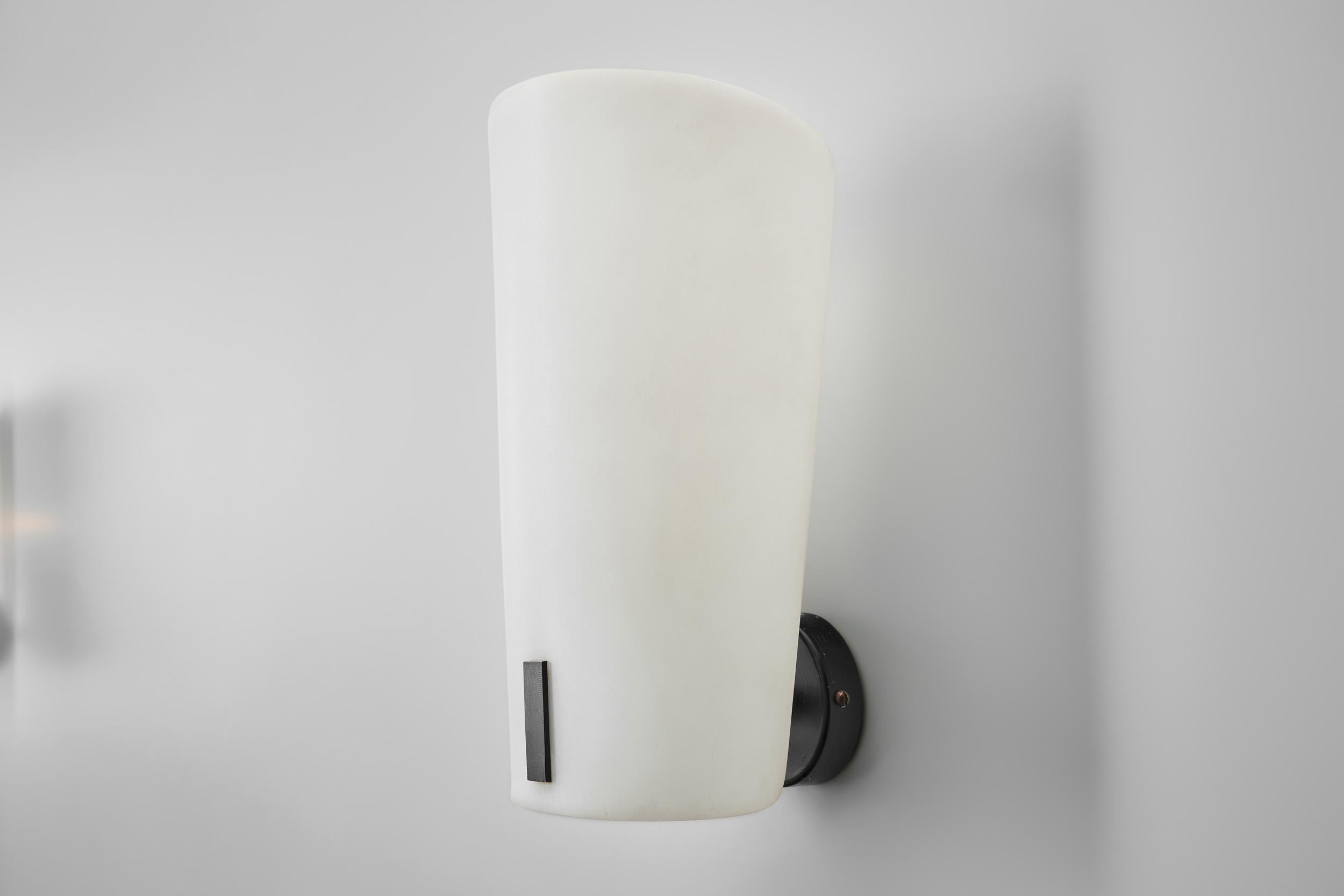 Ein Paar Wandlampen aus Messing und Opalglas von Gino Sarfatti, Italien 1950er Jahre im Angebot 6