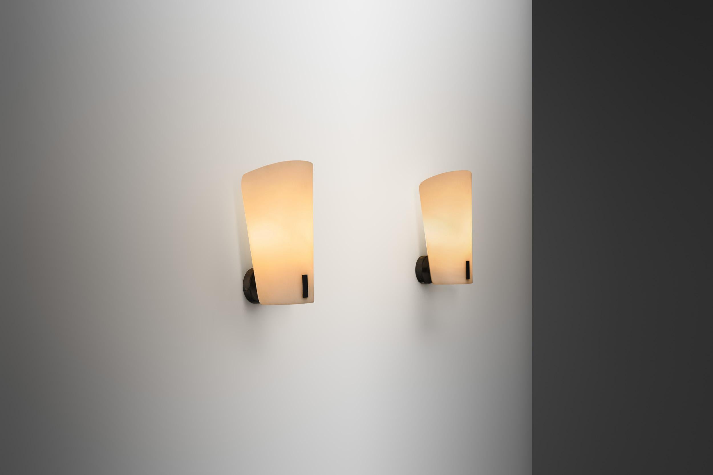 Im Italien der Nachkriegszeit wurde das Beleuchtungsdesign zu einem lebendigen Experimentierfeld, das Kunst, Technologie und Handwerk miteinander verbindet. Designer wie Gino Sarfatti trugen dazu bei, eine neue Sprache zu definieren, die sich durch