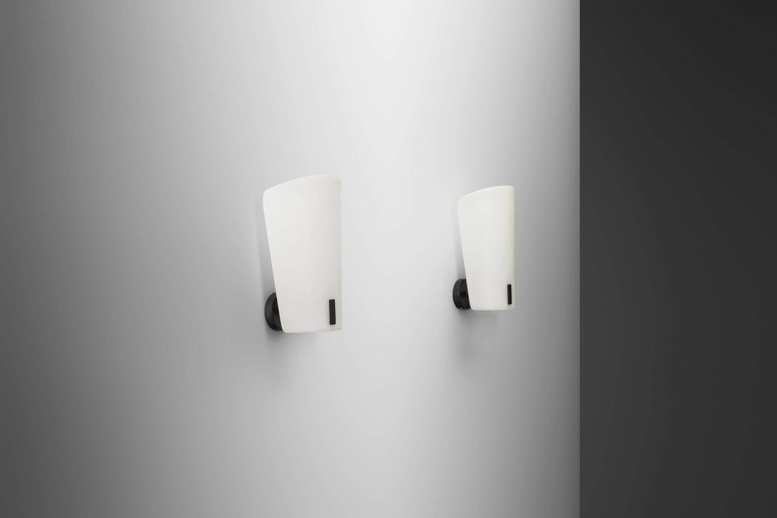 Ein Paar Wandlampen aus Messing und Opalglas von Gino Sarfatti, Italien 1950er Jahre (Moderne der Mitte des Jahrhunderts) im Angebot