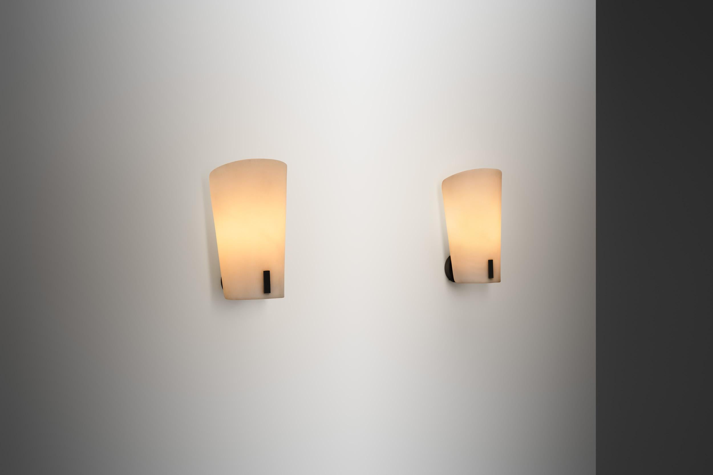 Ein Paar Wandlampen aus Messing und Opalglas von Gino Sarfatti, Italien 1950er Jahre (Italienisch) im Angebot