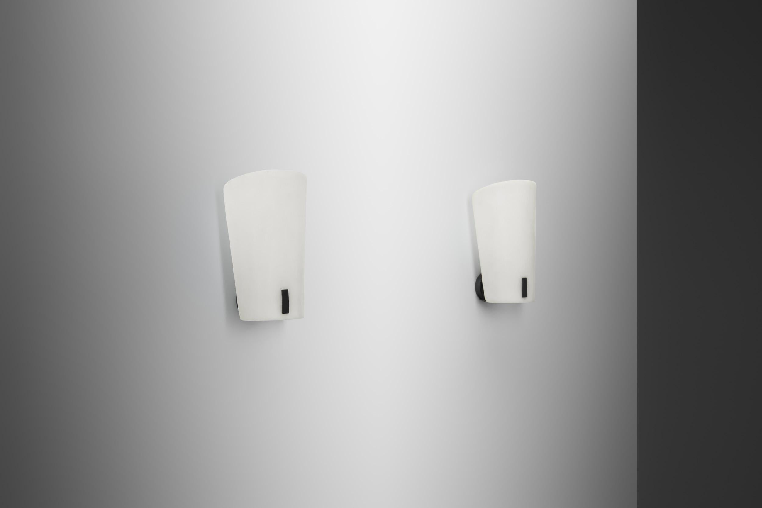 Ein Paar Wandlampen aus Messing und Opalglas von Gino Sarfatti, Italien 1950er Jahre im Zustand „Gut“ im Angebot in Utrecht, NL