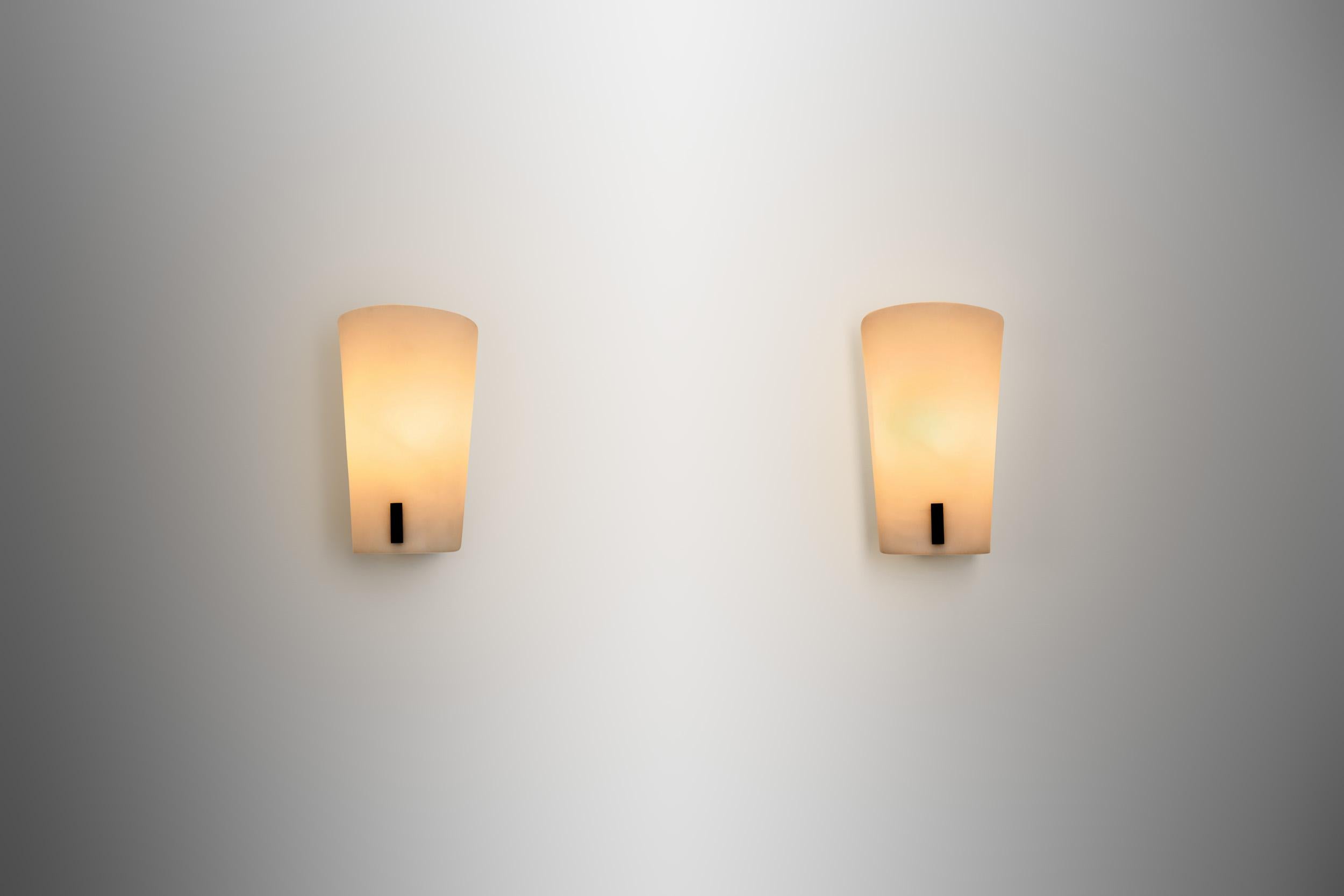 Ein Paar Wandlampen aus Messing und Opalglas von Gino Sarfatti, Italien 1950er Jahre (Mitte des 20. Jahrhunderts) im Angebot