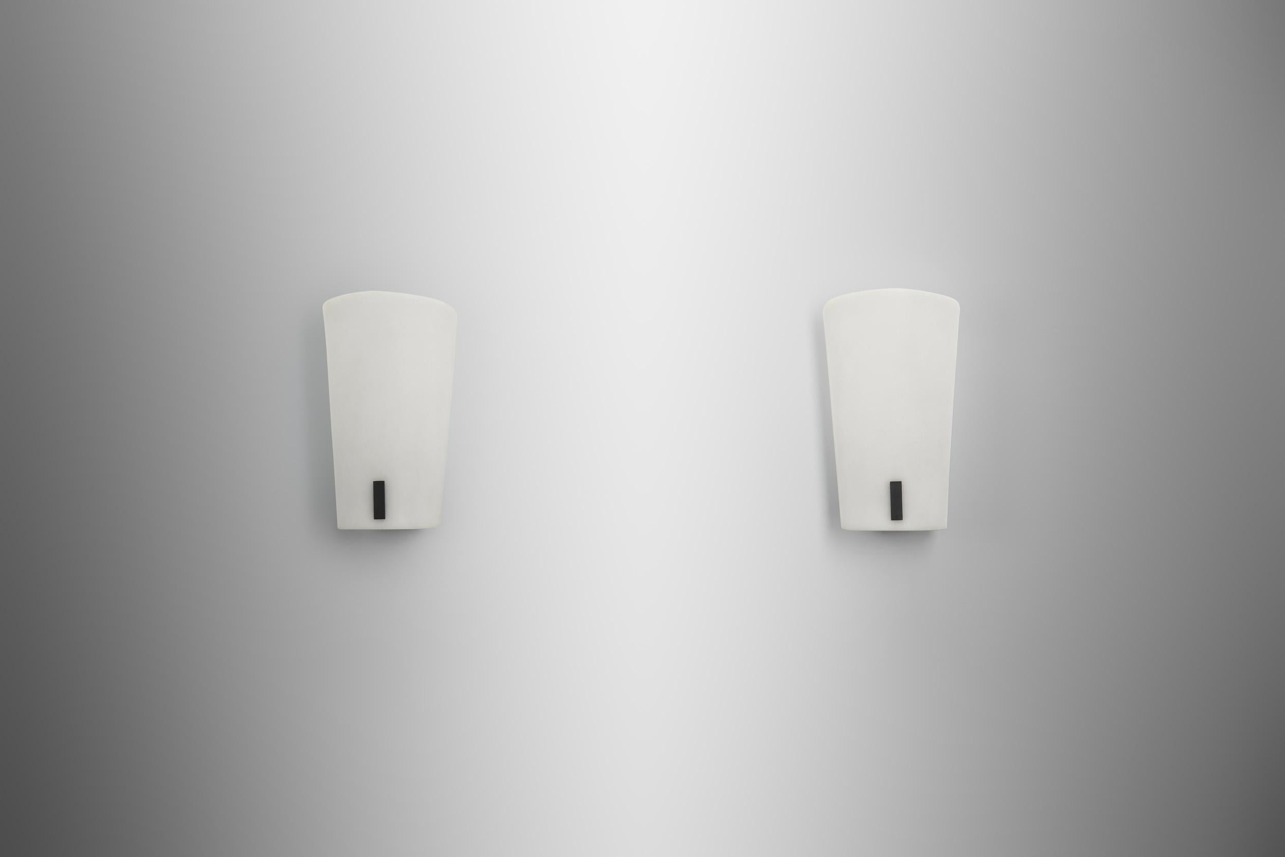 Ein Paar Wandlampen aus Messing und Opalglas von Gino Sarfatti, Italien 1950er Jahre im Angebot 1