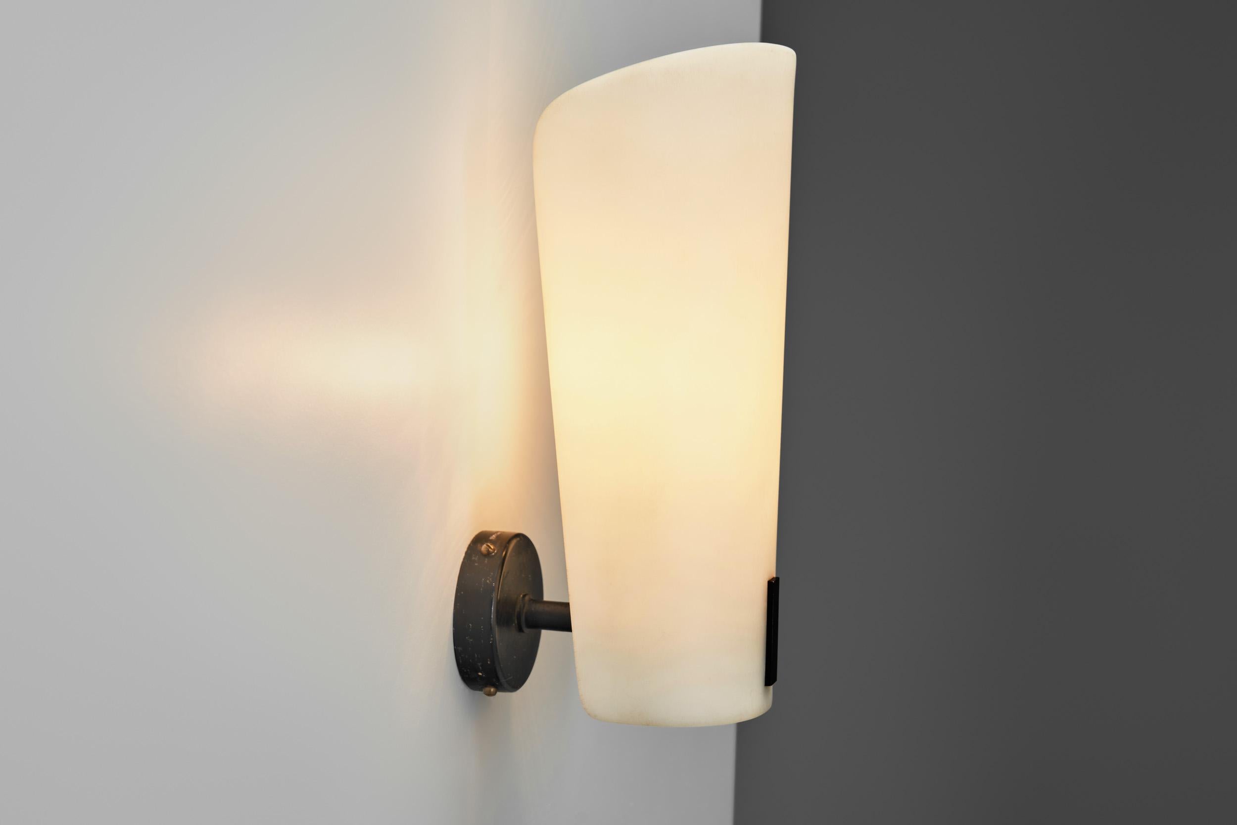 Ein Paar Wandlampen aus Messing und Opalglas von Gino Sarfatti, Italien 1950er Jahre im Angebot 2