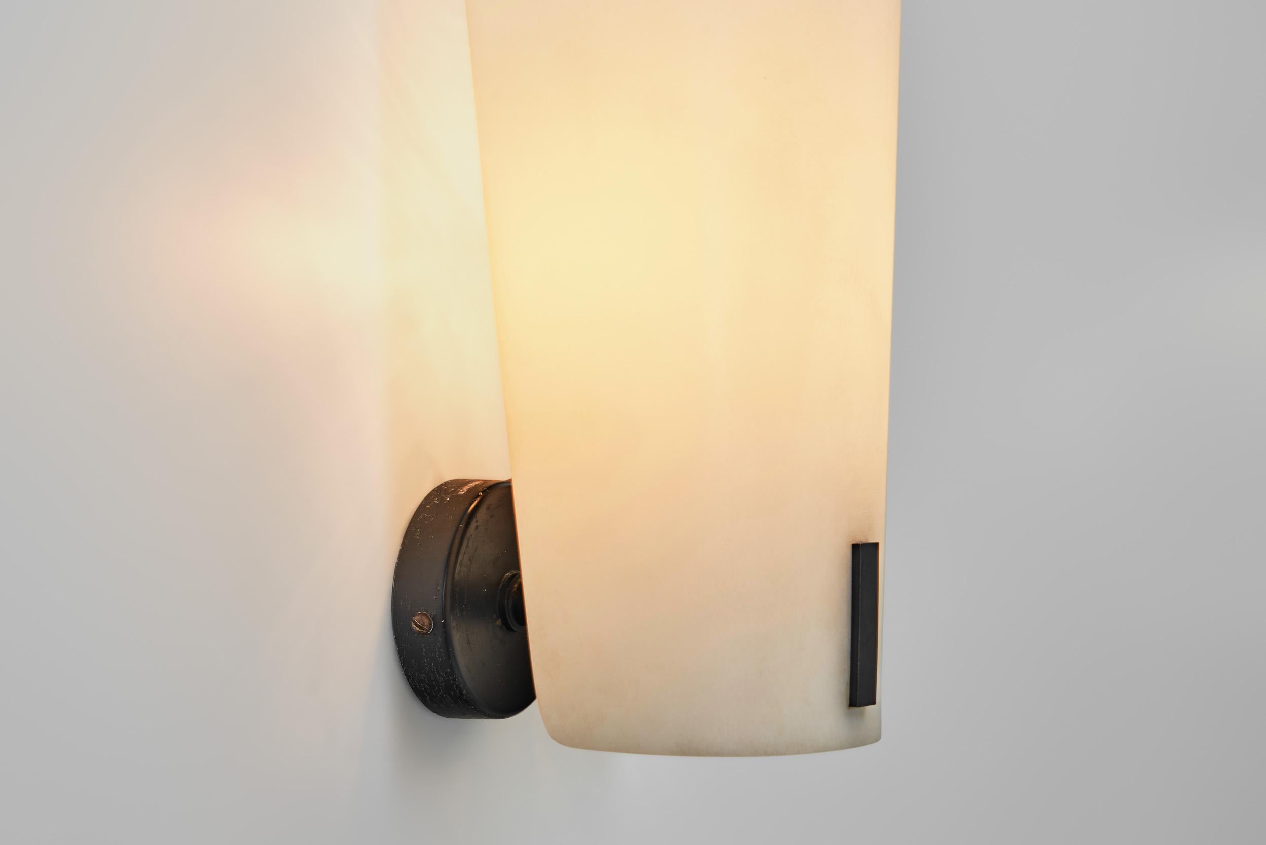 Ein Paar Wandlampen aus Messing und Opalglas von Gino Sarfatti, Italien 1950er Jahre im Angebot 3