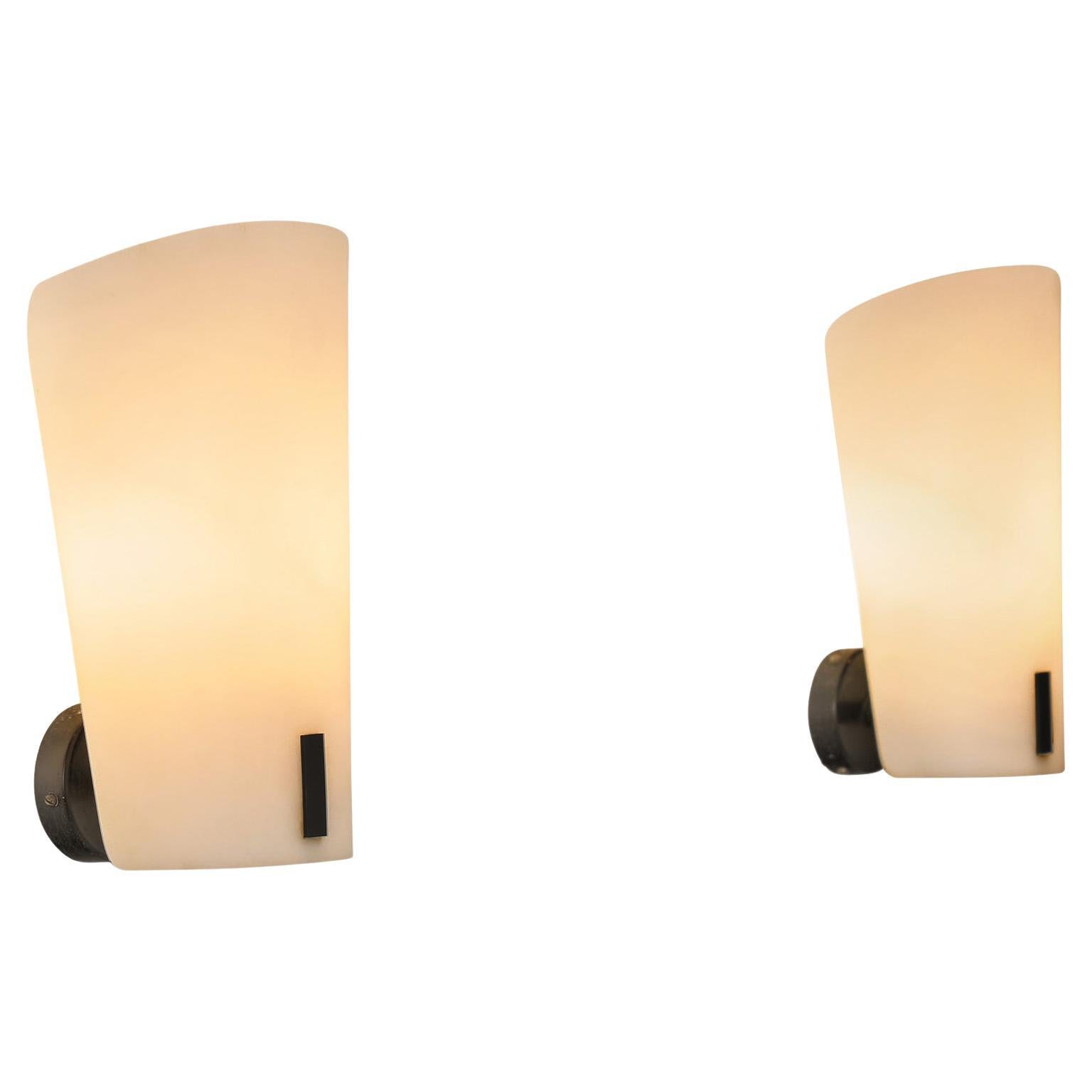 Paire d'appliques en laiton et verre opale par Gino Sarfatti, Italie années 1950