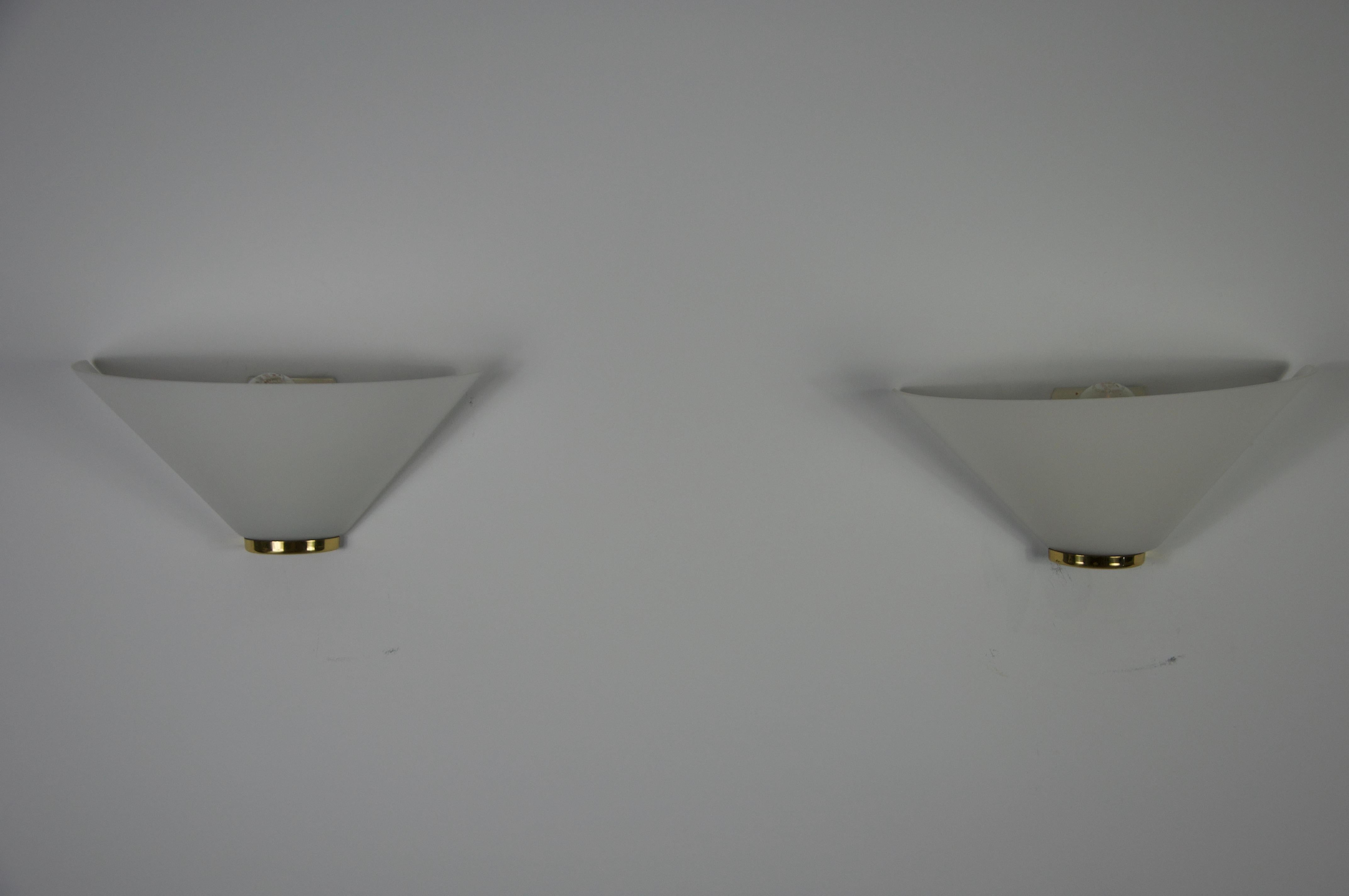 Pair of Brass and Opaline Glass Wall Lamps by Glashütte Limburg, 1960s In Good Condition For Sale In Hagenbach, DE