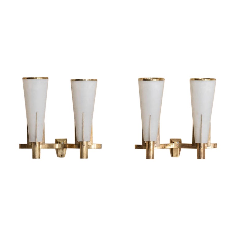 Coppia di lampade da parete in ottone e vetro opalino di Stilnovo, Italia 1955 in vendita