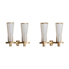 Paire d
appliques en laiton et verre opalin par Stilnovo, Italie 1955