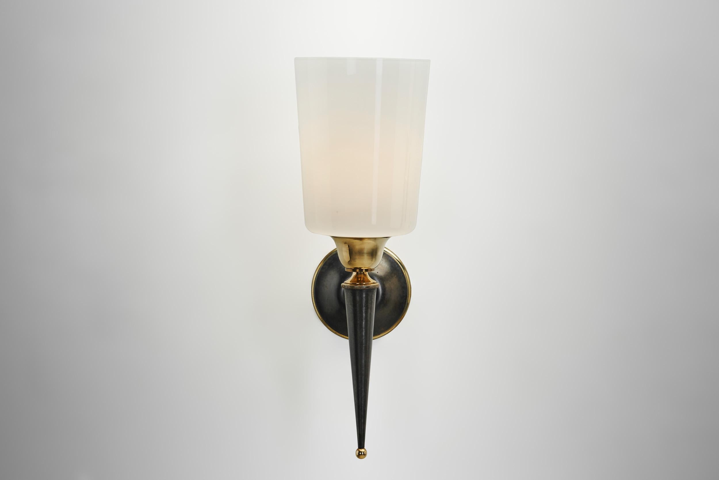 Pareja de apliques de latón y cristal opalino, Francia Años 50 en venta 3