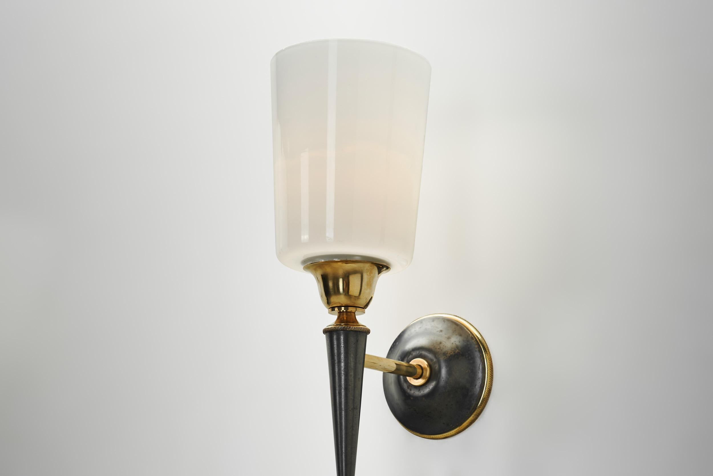 Pareja de apliques de latón y cristal opalino, Francia Años 50 en venta 4