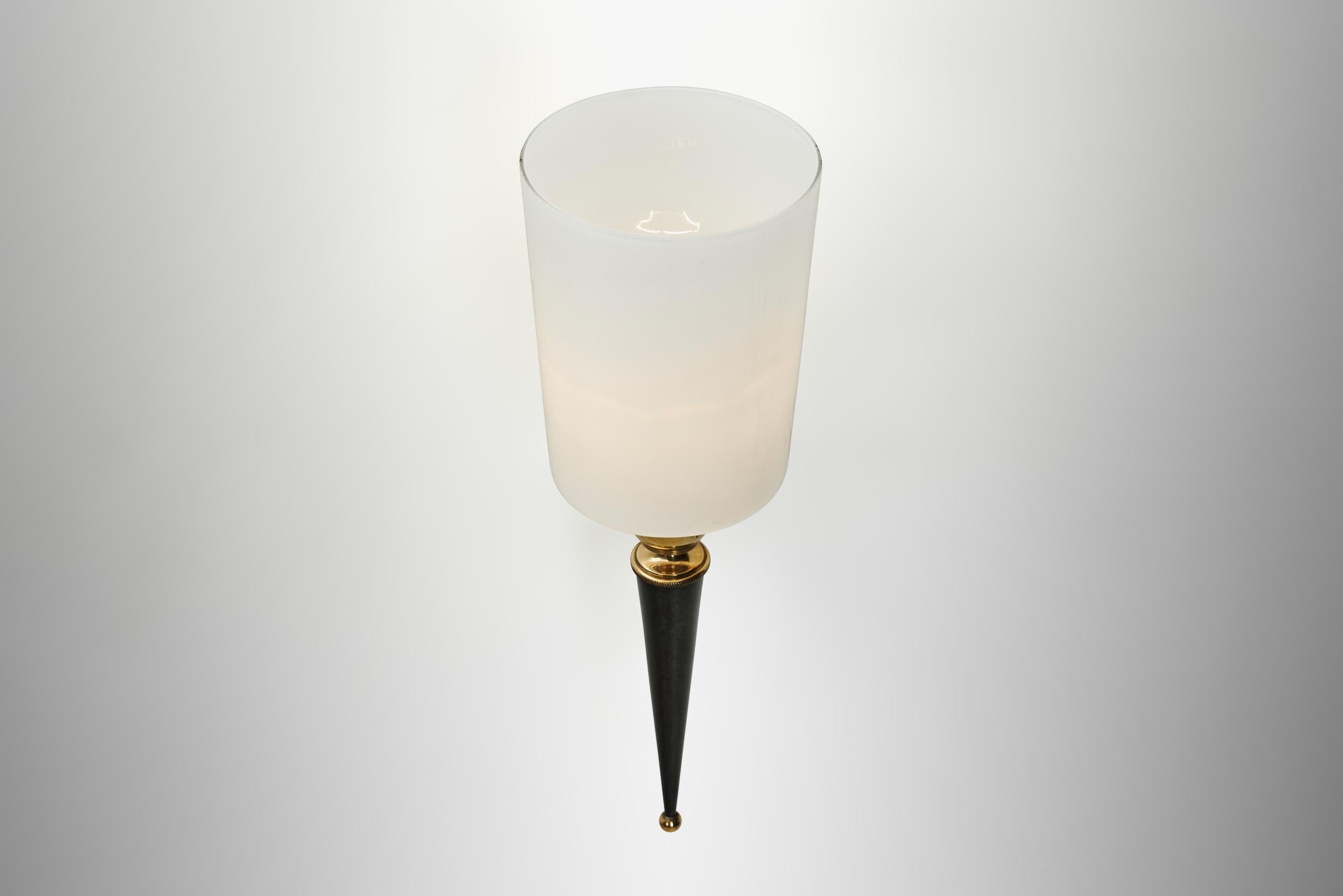 Pareja de apliques de latón y cristal opalino, Francia Años 50 en venta 5