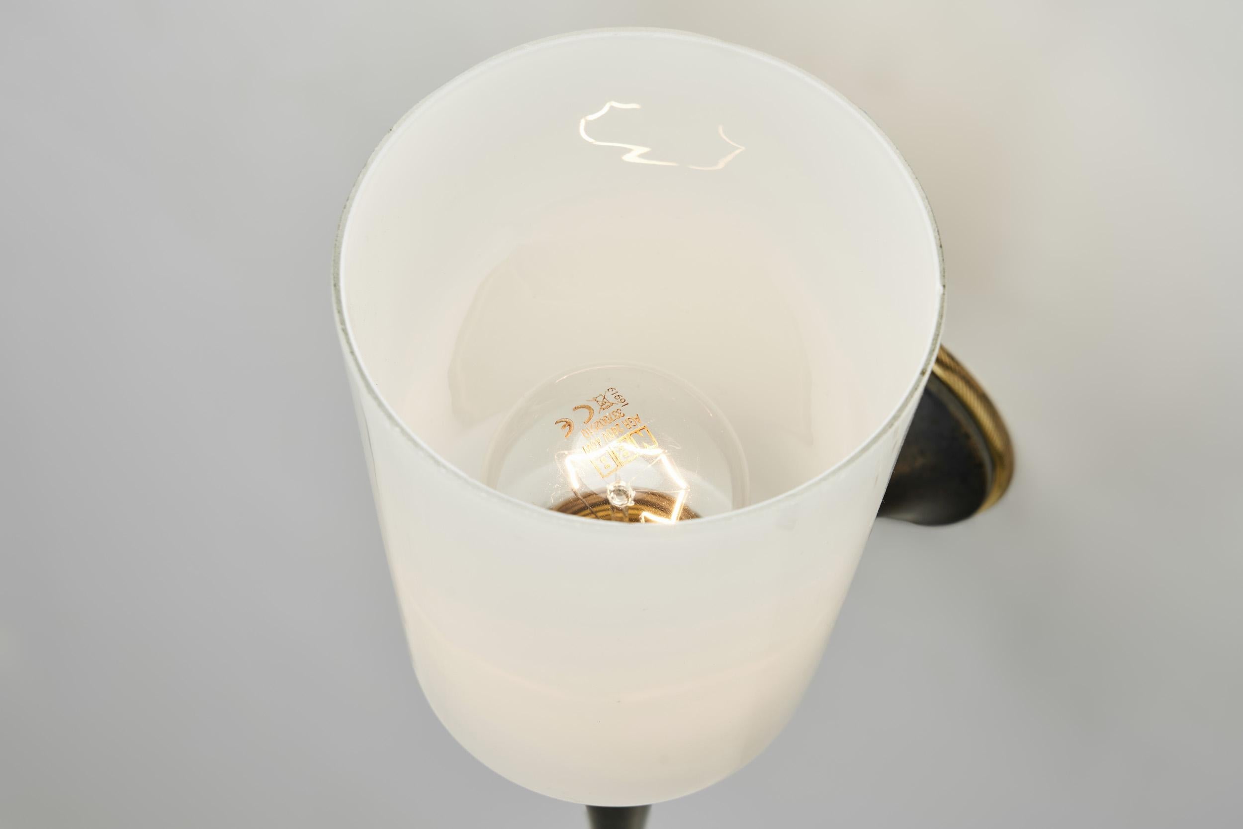 Pareja de apliques de latón y cristal opalino, Francia Años 50 en venta 6