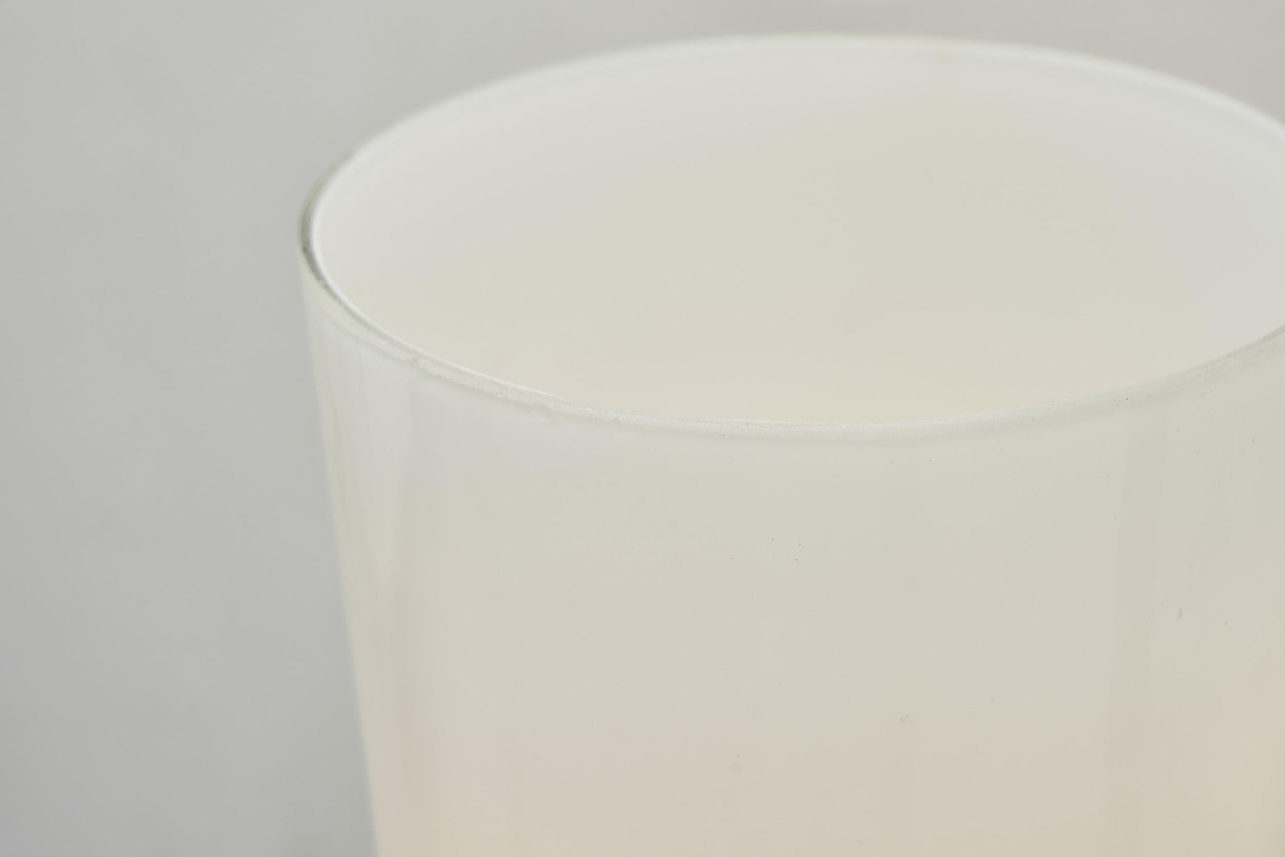 Pareja de apliques de latón y cristal opalino, Francia Años 50 en venta 7